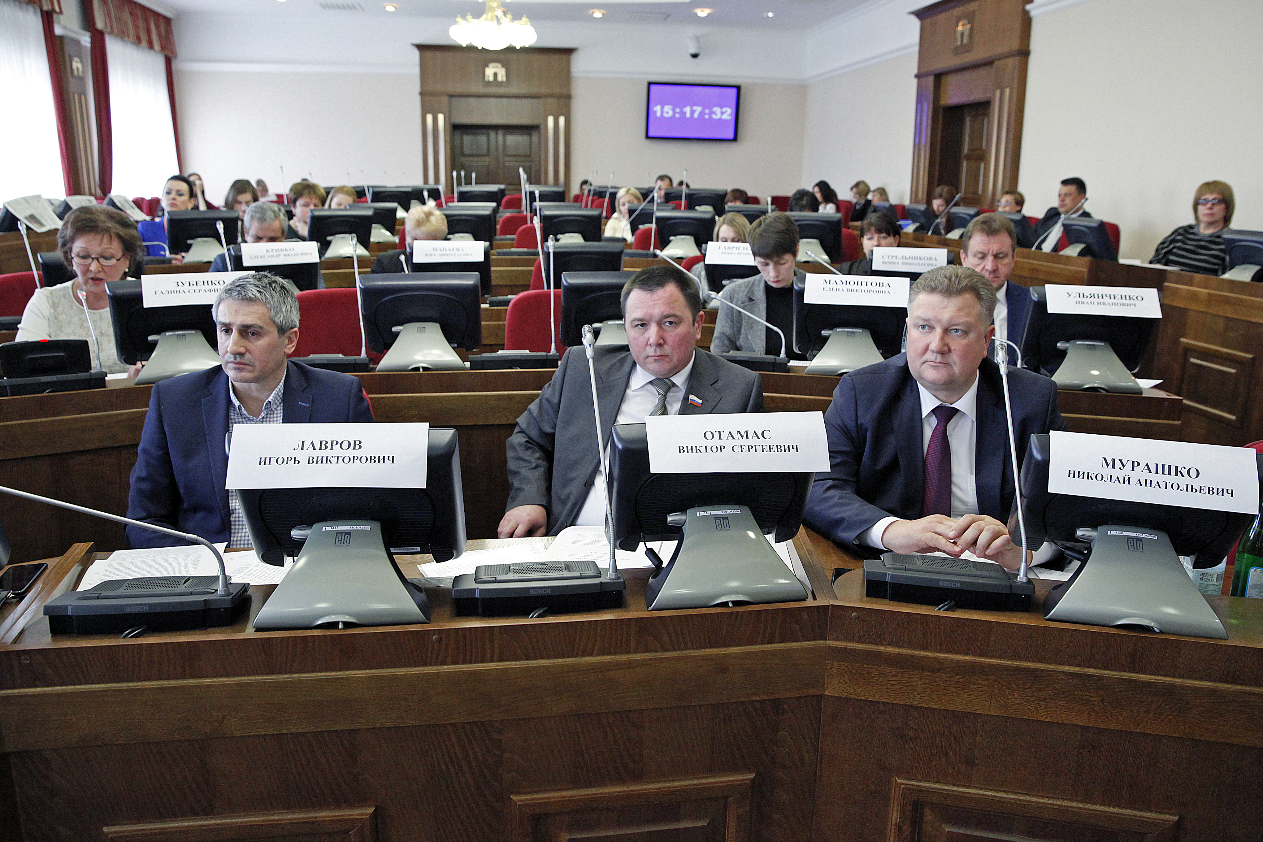 Проблему дефицита кадров в образовательных учреждениях края обсудили депутаты