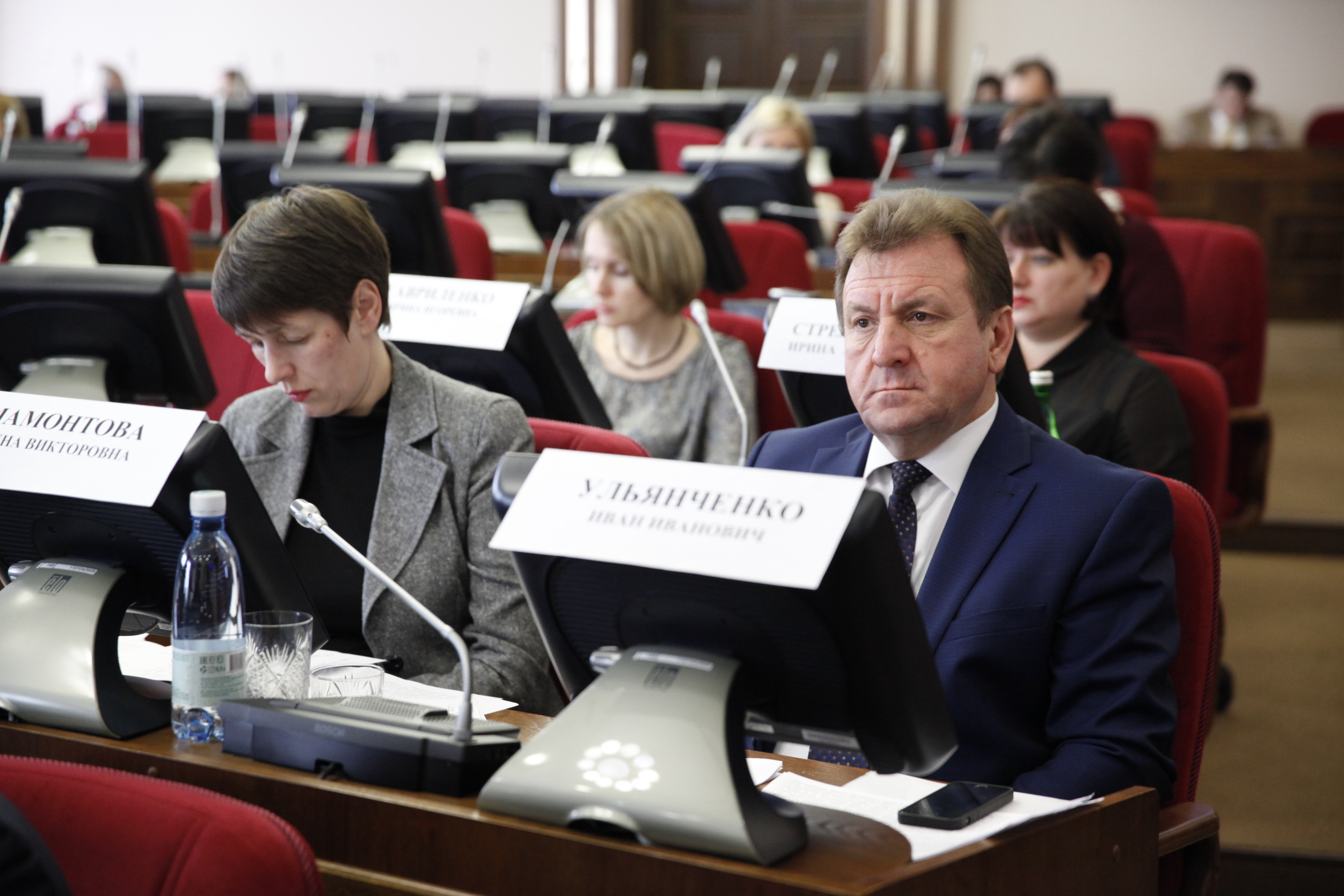 Проблему дефицита кадров в образовательных учреждениях края обсудили депутаты