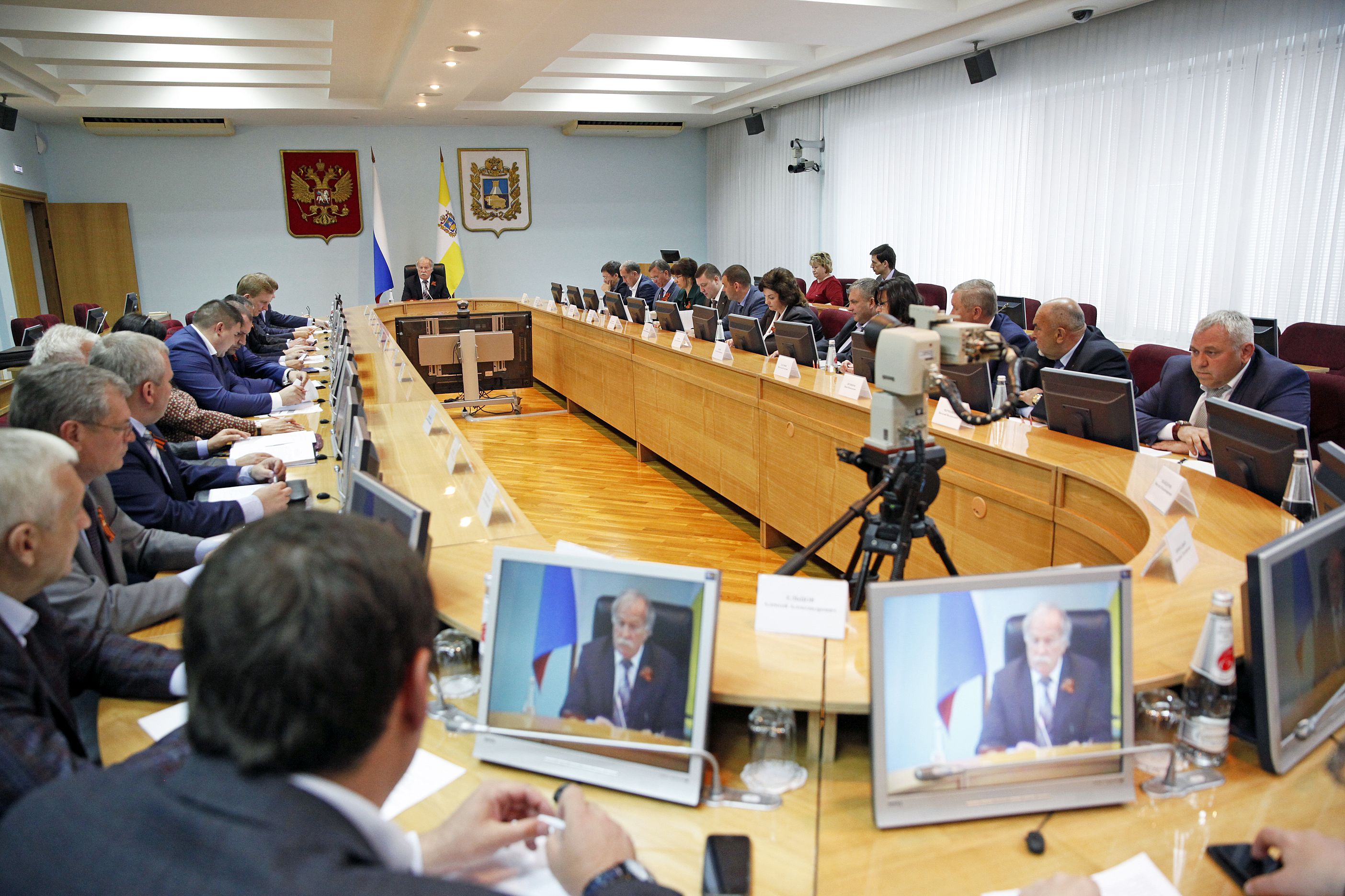 Депутаты краевой Думы приняли участие в обсуждении выполнения программы по благоустройству дворовых территорий и общественных пространств