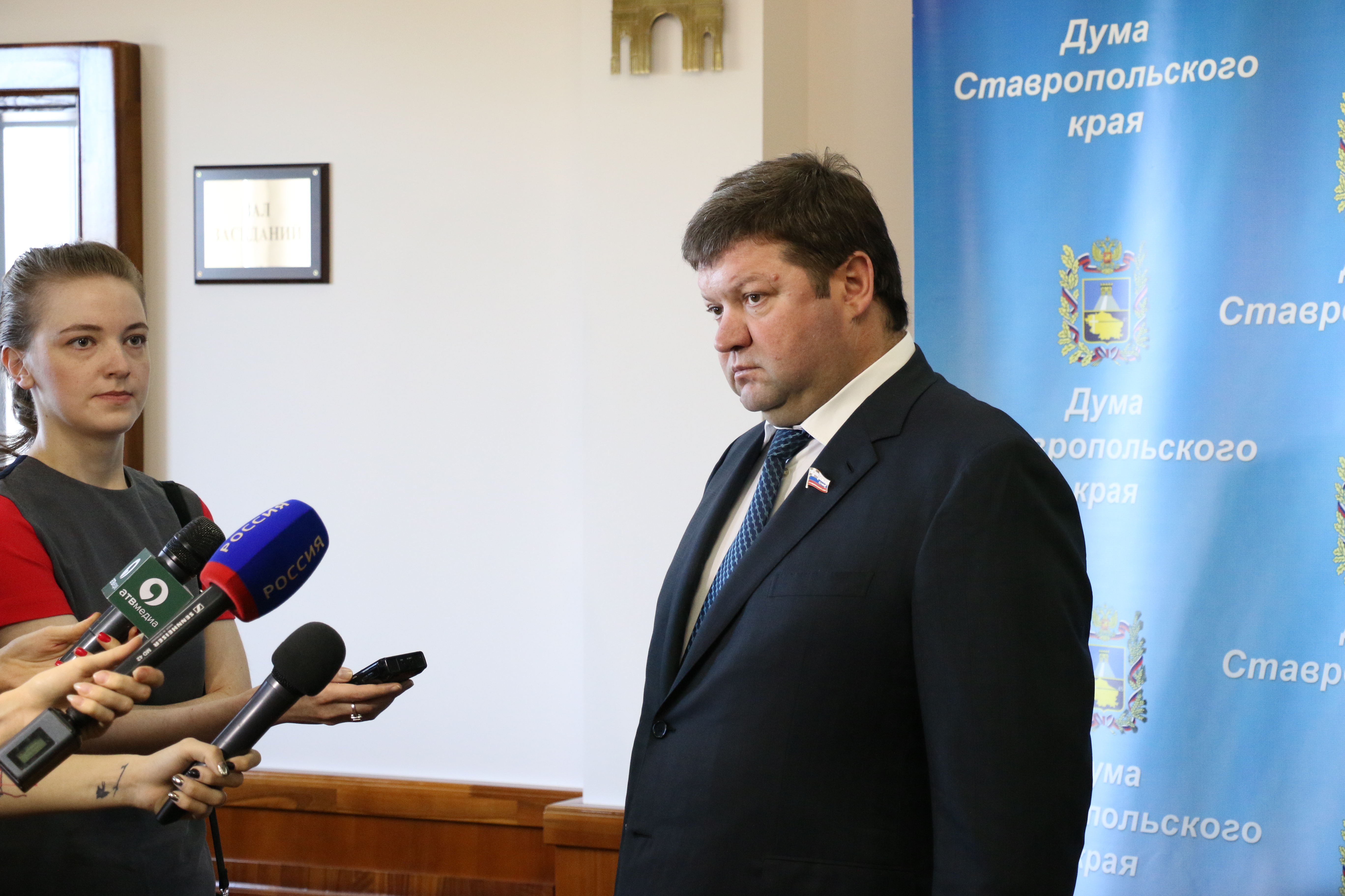 Поддержка от законодателей