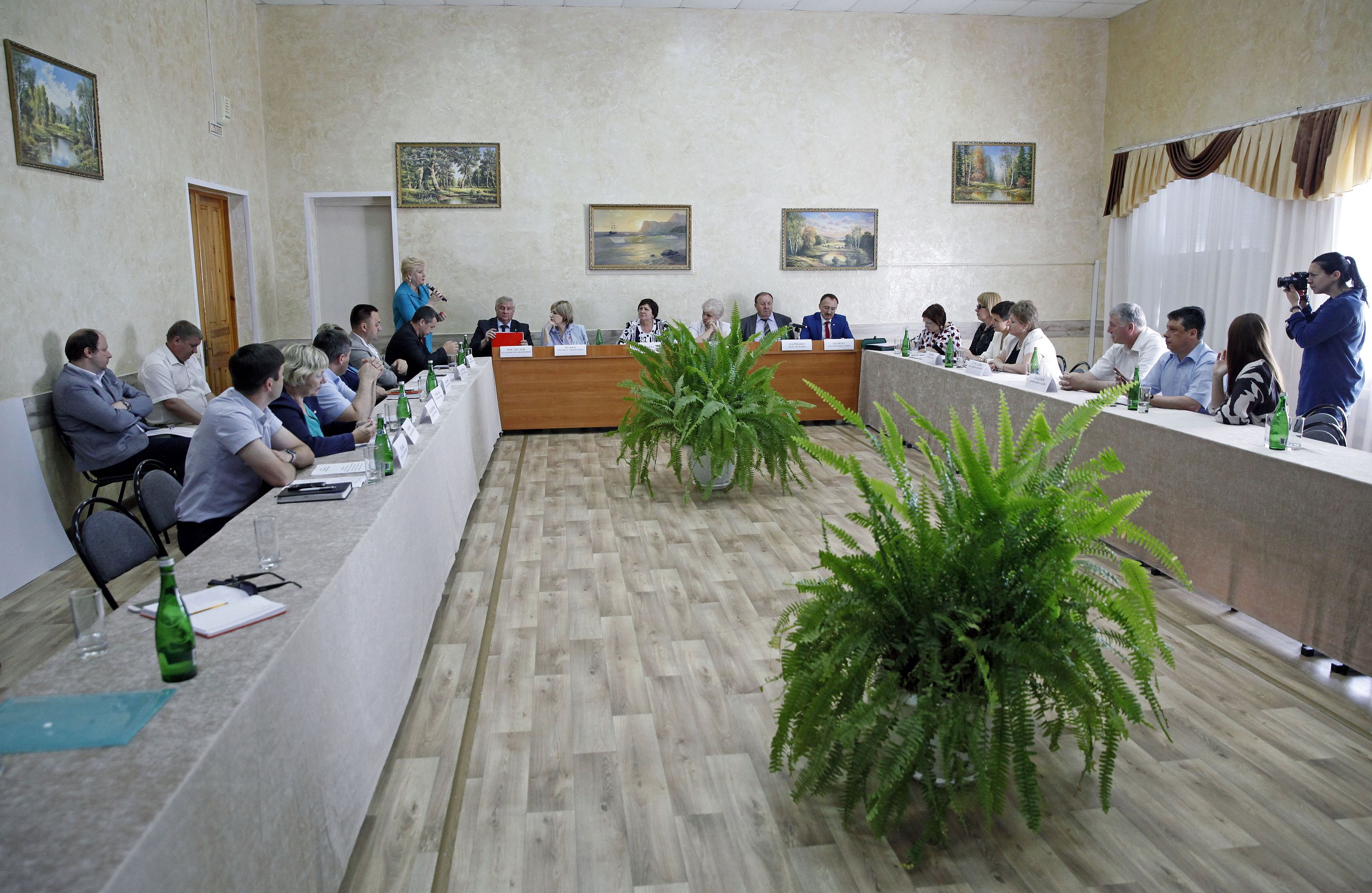 Депутаты обсудили возможности создания дополнительных мест в школах и завершения строительства "сложных" объектов в сфере образования