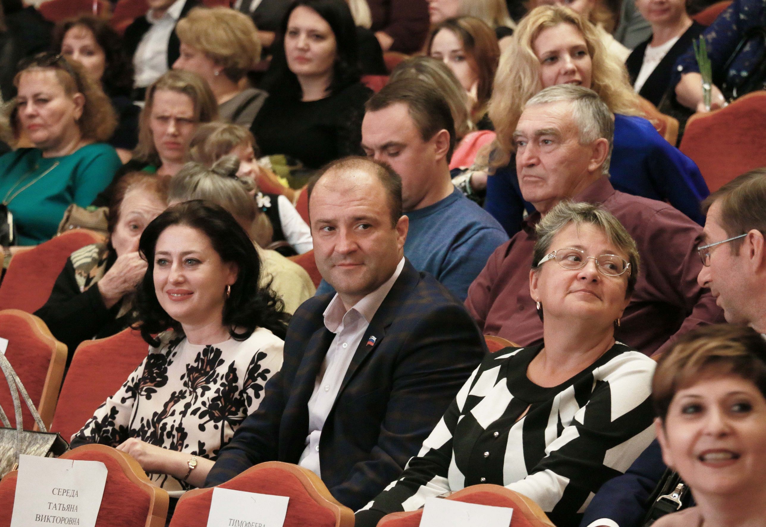 Депутаты поздравили с профессиональным праздником педагогов краевого центра