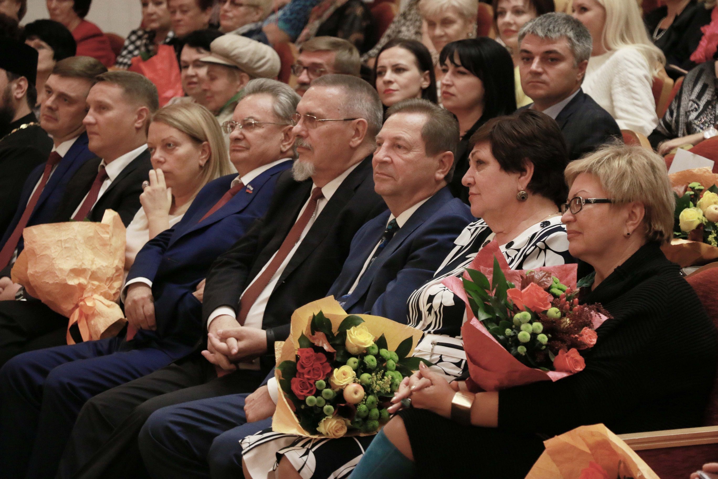Депутаты поздравили с профессиональным праздником педагогов краевого центра
