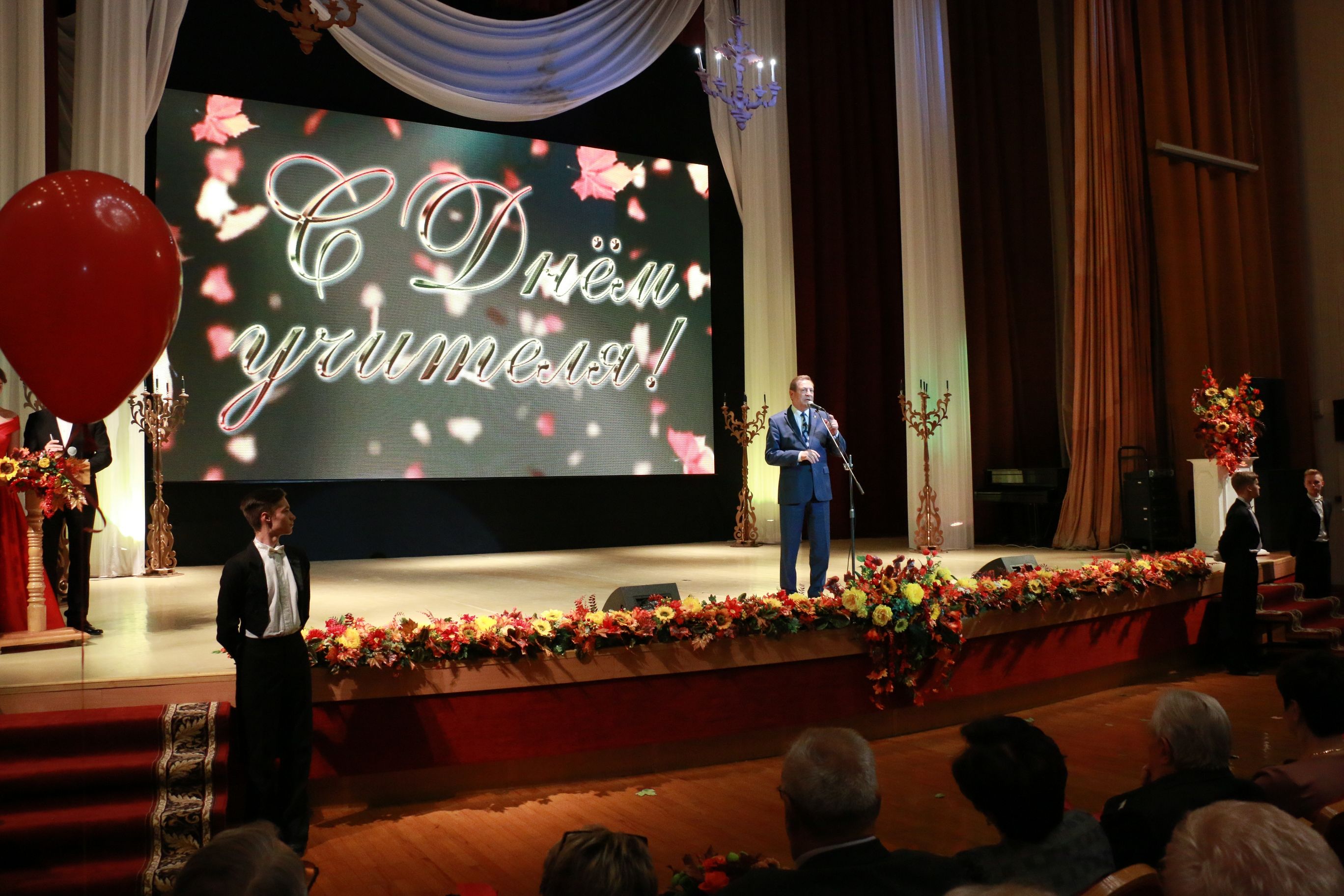 Депутаты поздравили с профессиональным праздником педагогов краевого центра