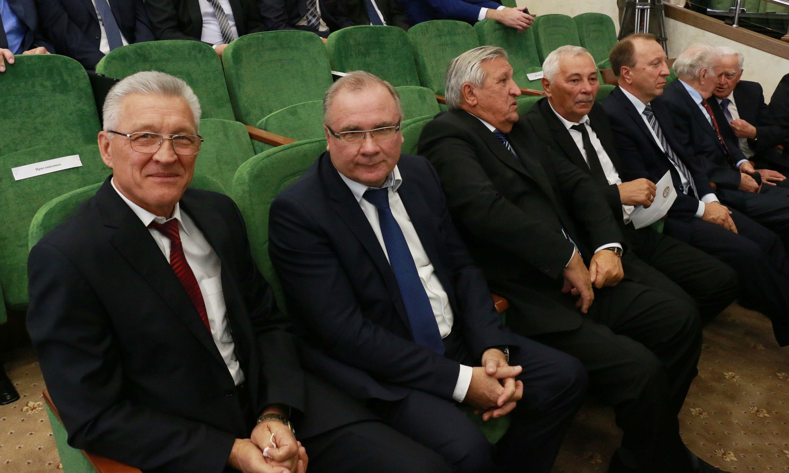 Труженики агропромышленного комплекса принимают поздравления