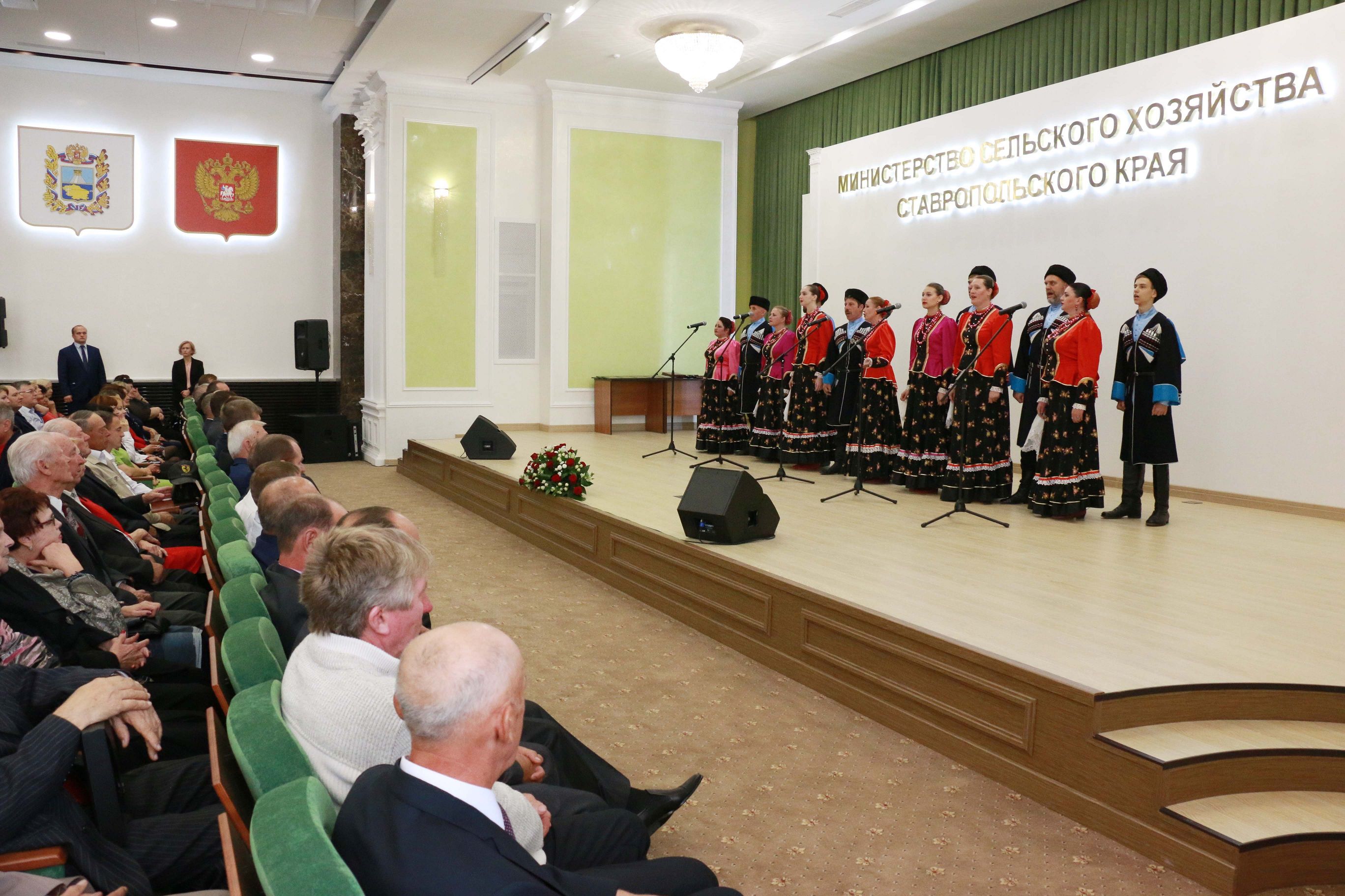 Труженики агропромышленного комплекса принимают поздравления