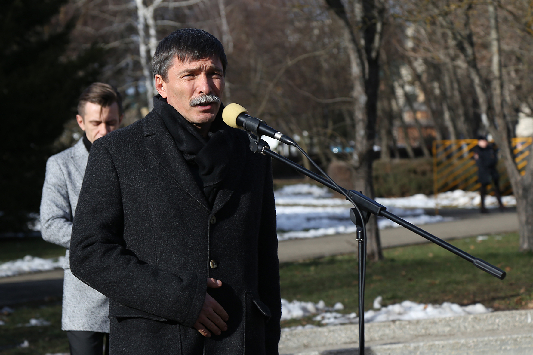 Память в сердцах храним!