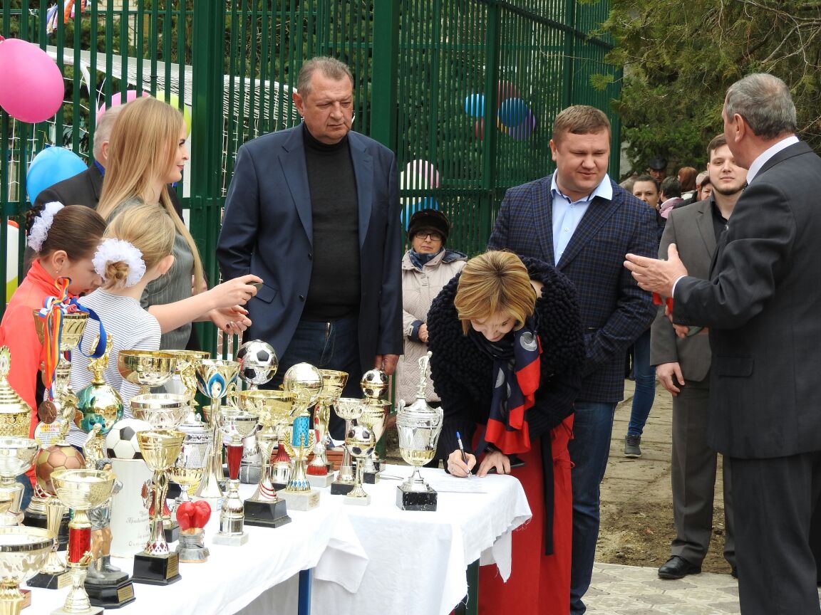 Открыта комплексная спортивная площадка