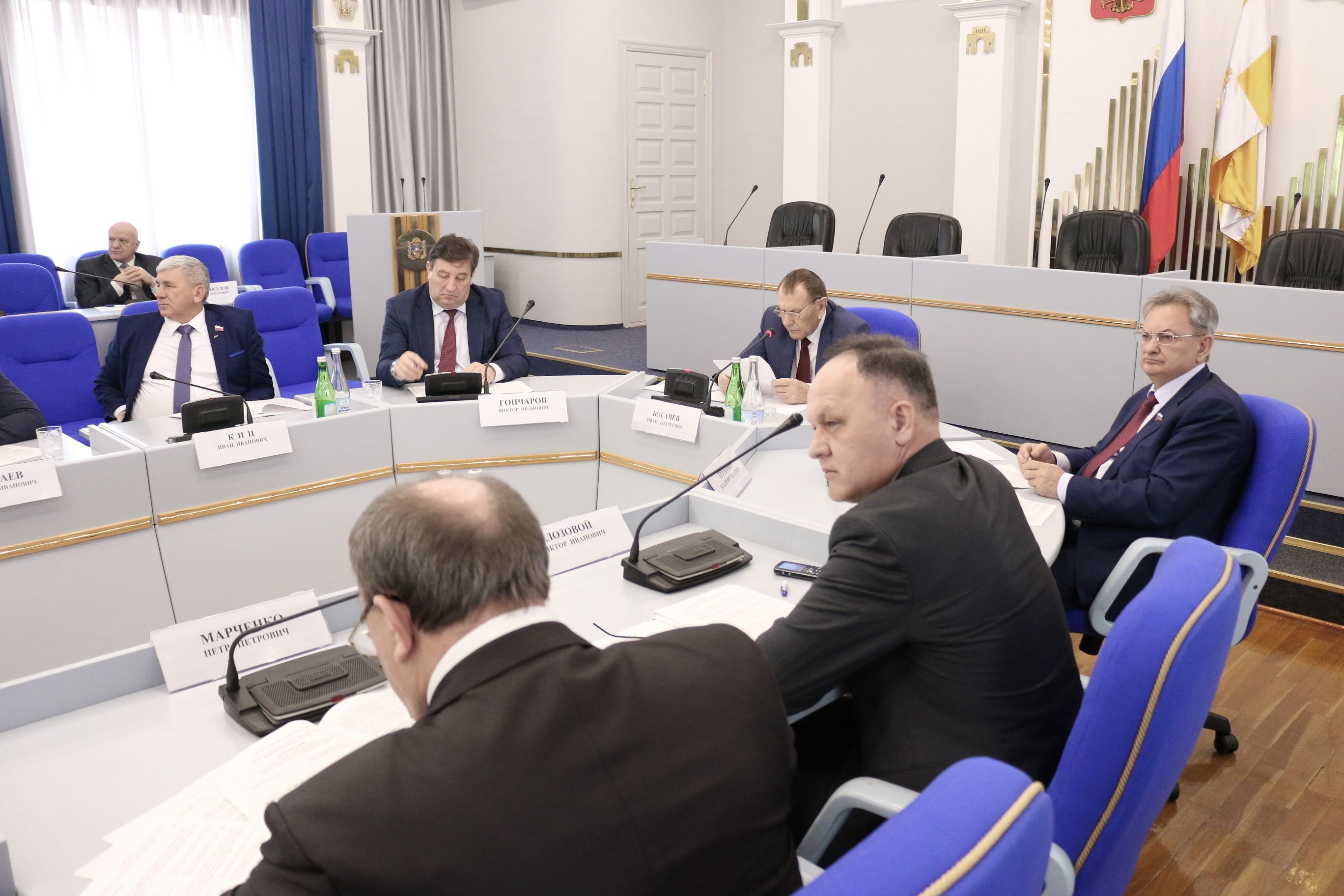 Государство оказывает поддержку, а производство – падает