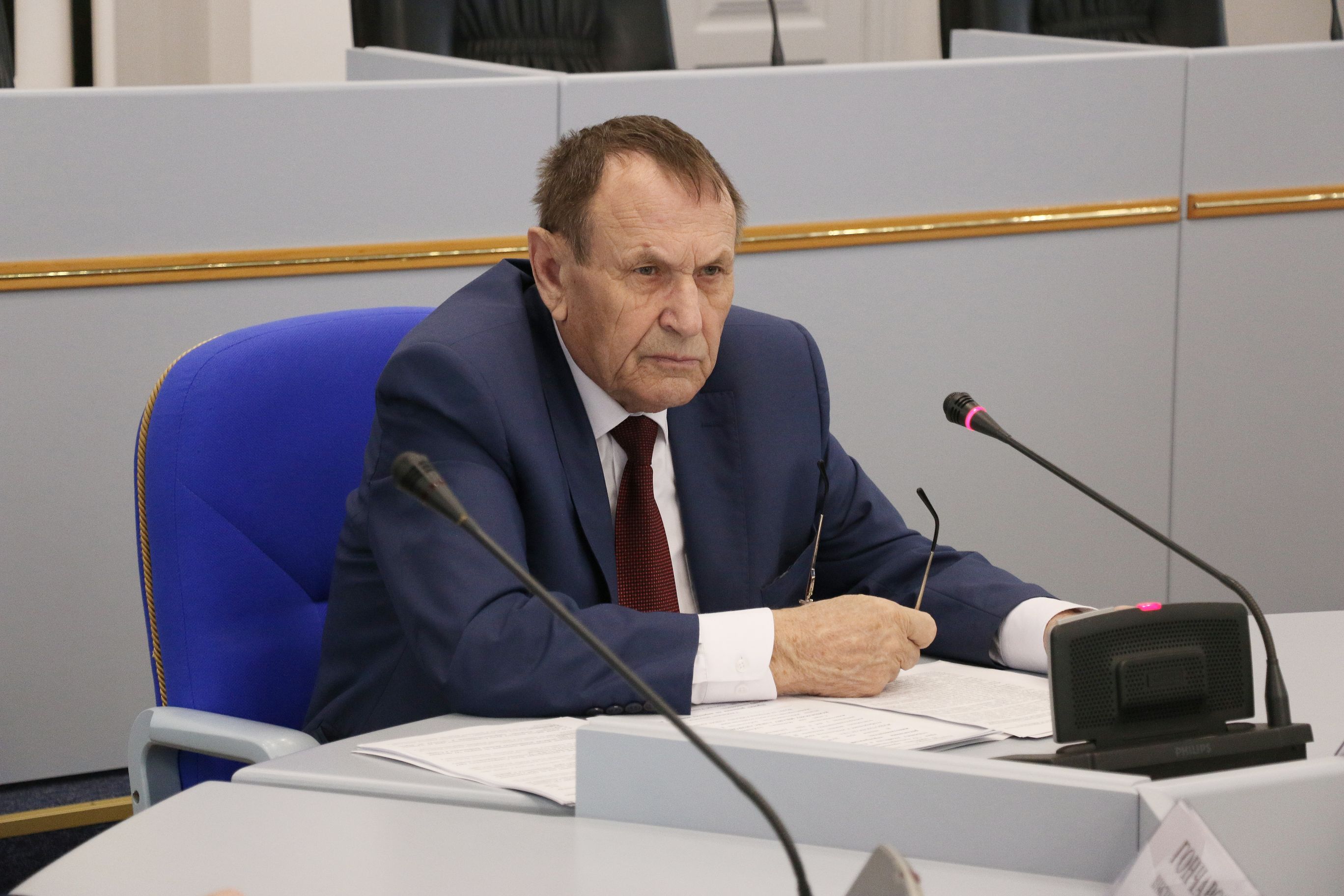 Государство оказывает поддержку, а производство – падает
