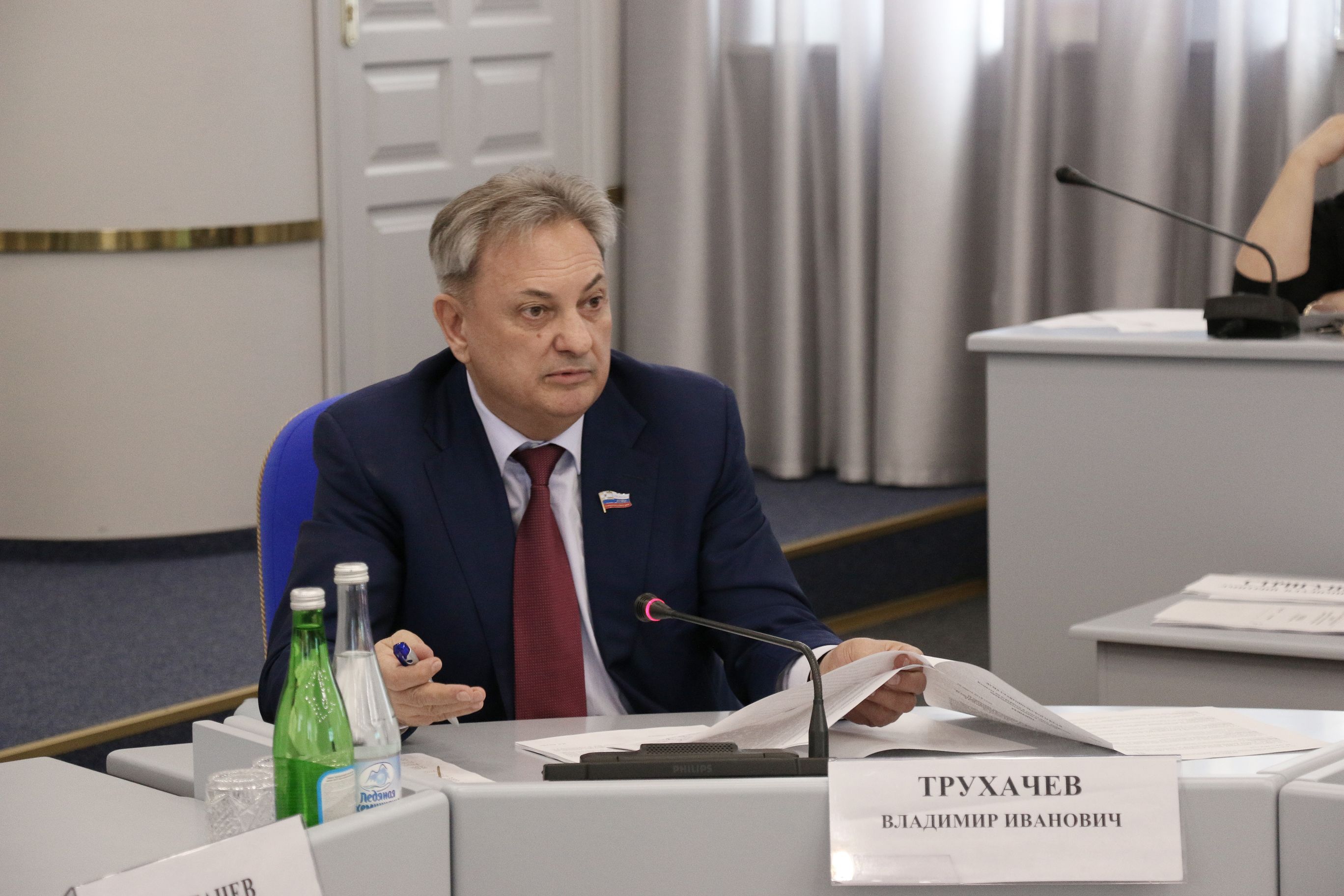 Государство оказывает поддержку, а производство – падает