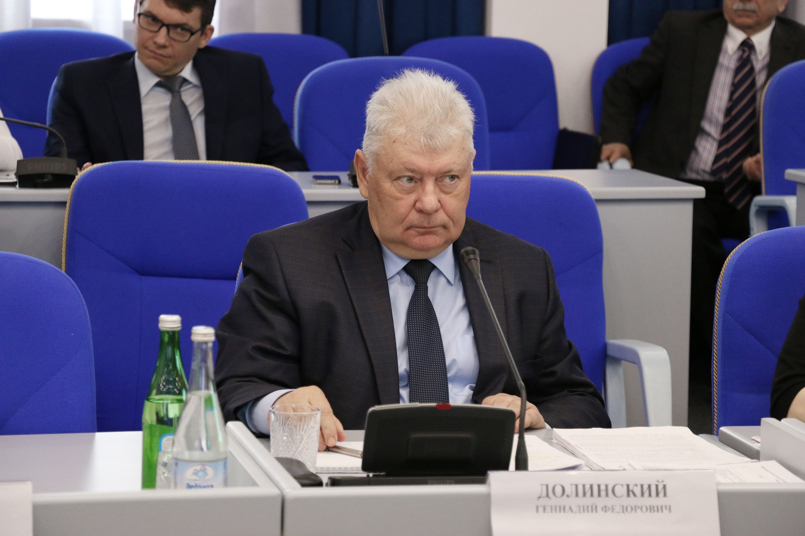 Государство оказывает поддержку, а производство – падает