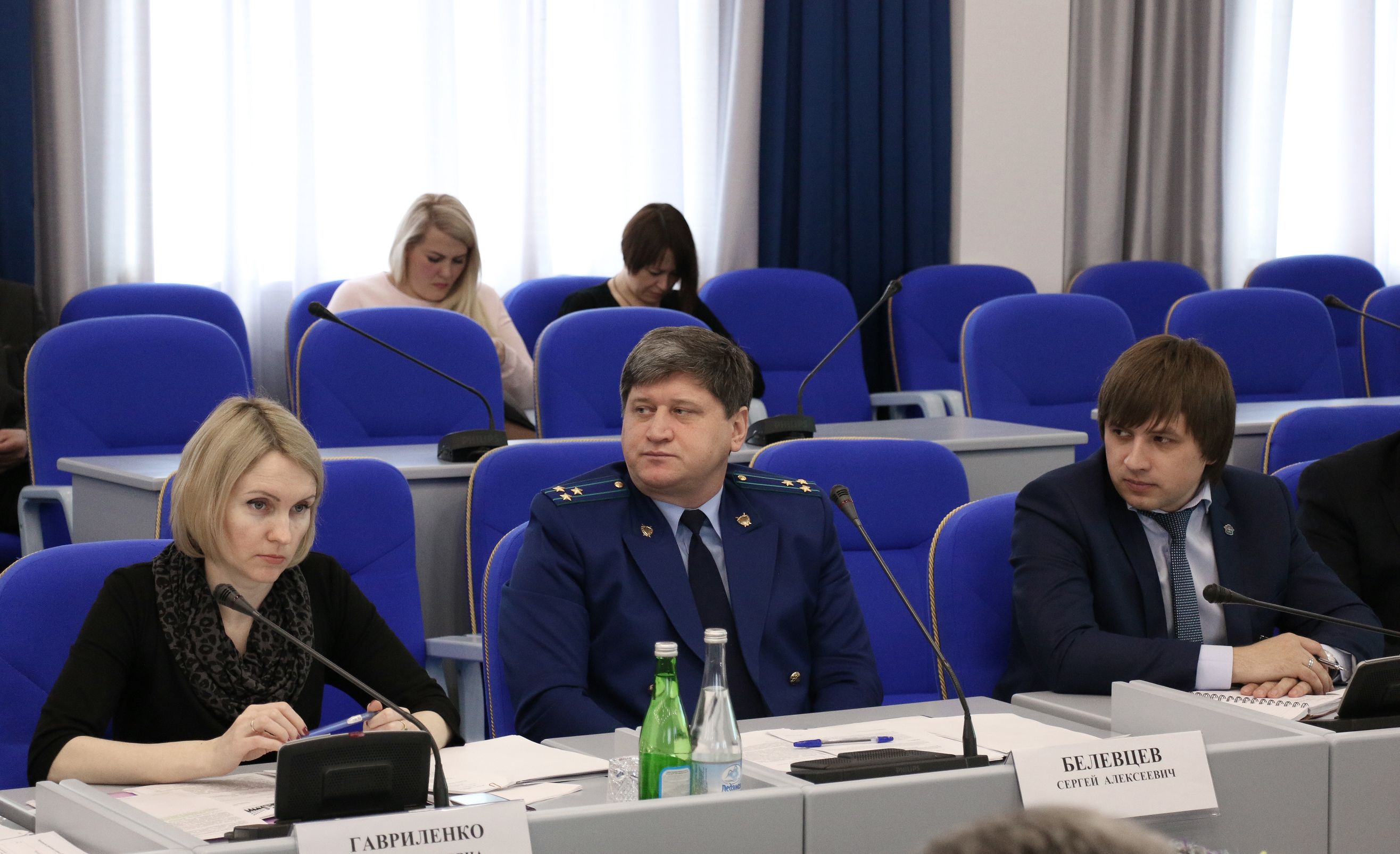 Государство оказывает поддержку, а производство – падает