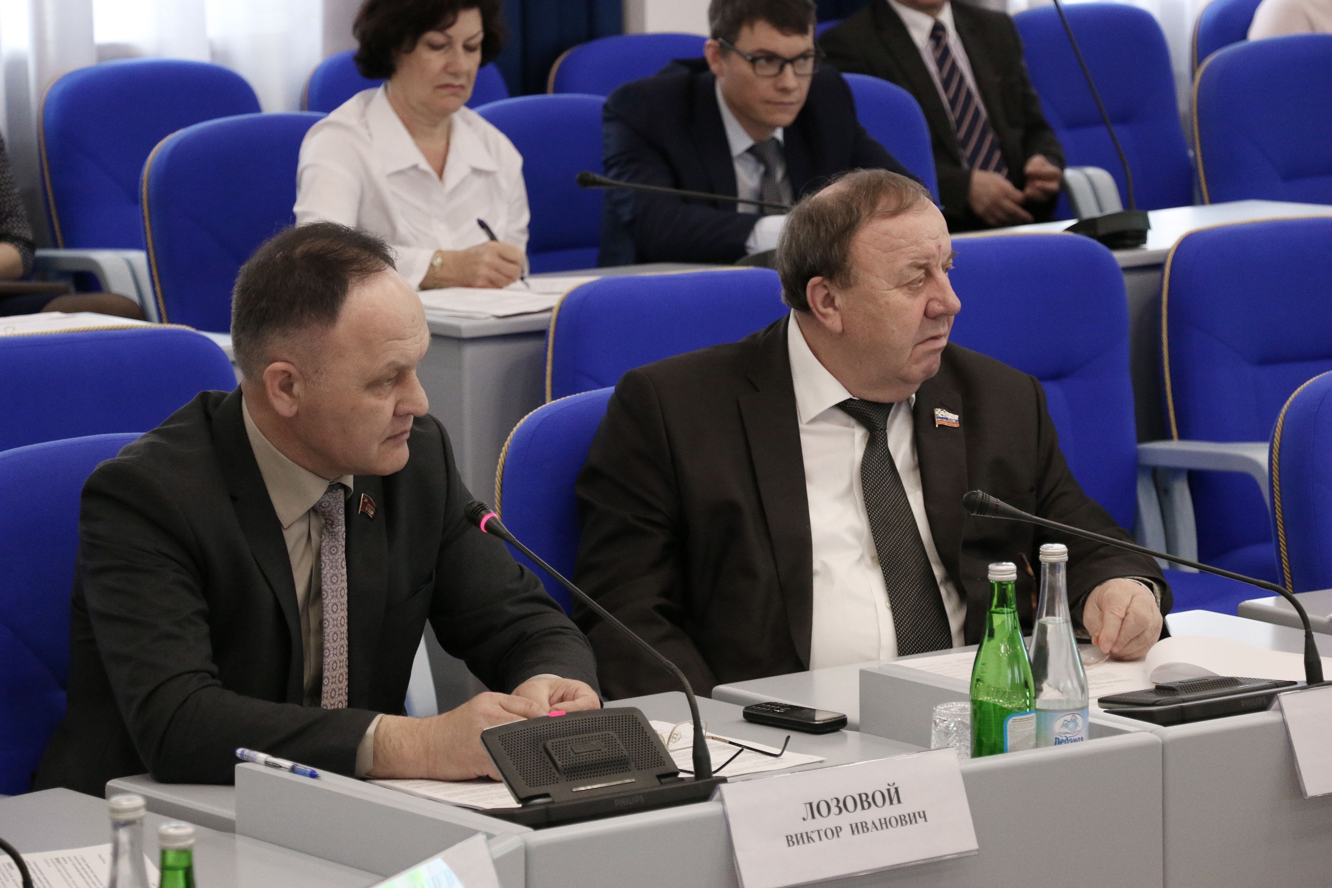 Государство оказывает поддержку, а производство – падает