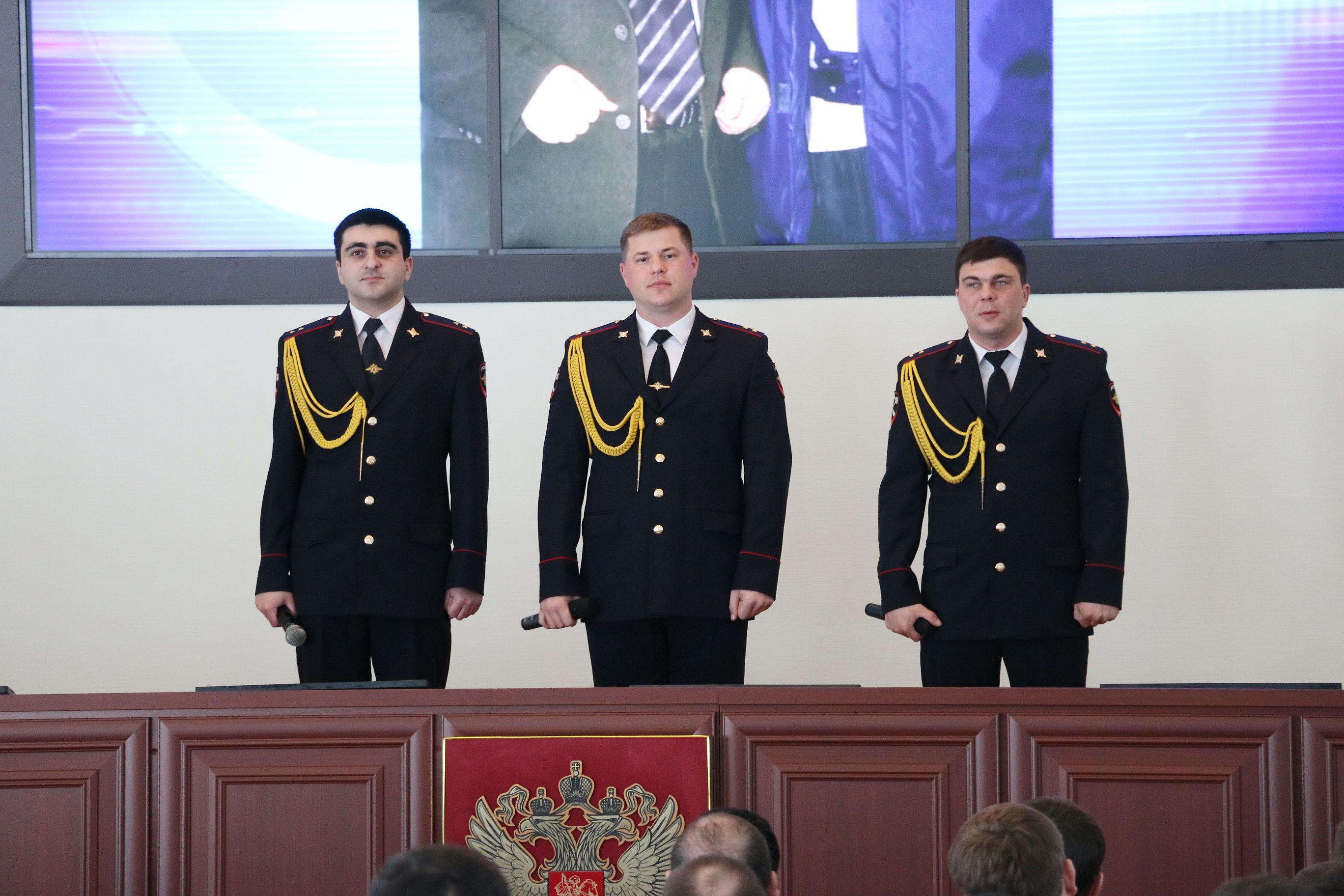 Сотрудники органов предварительного следствия принимают поздравления