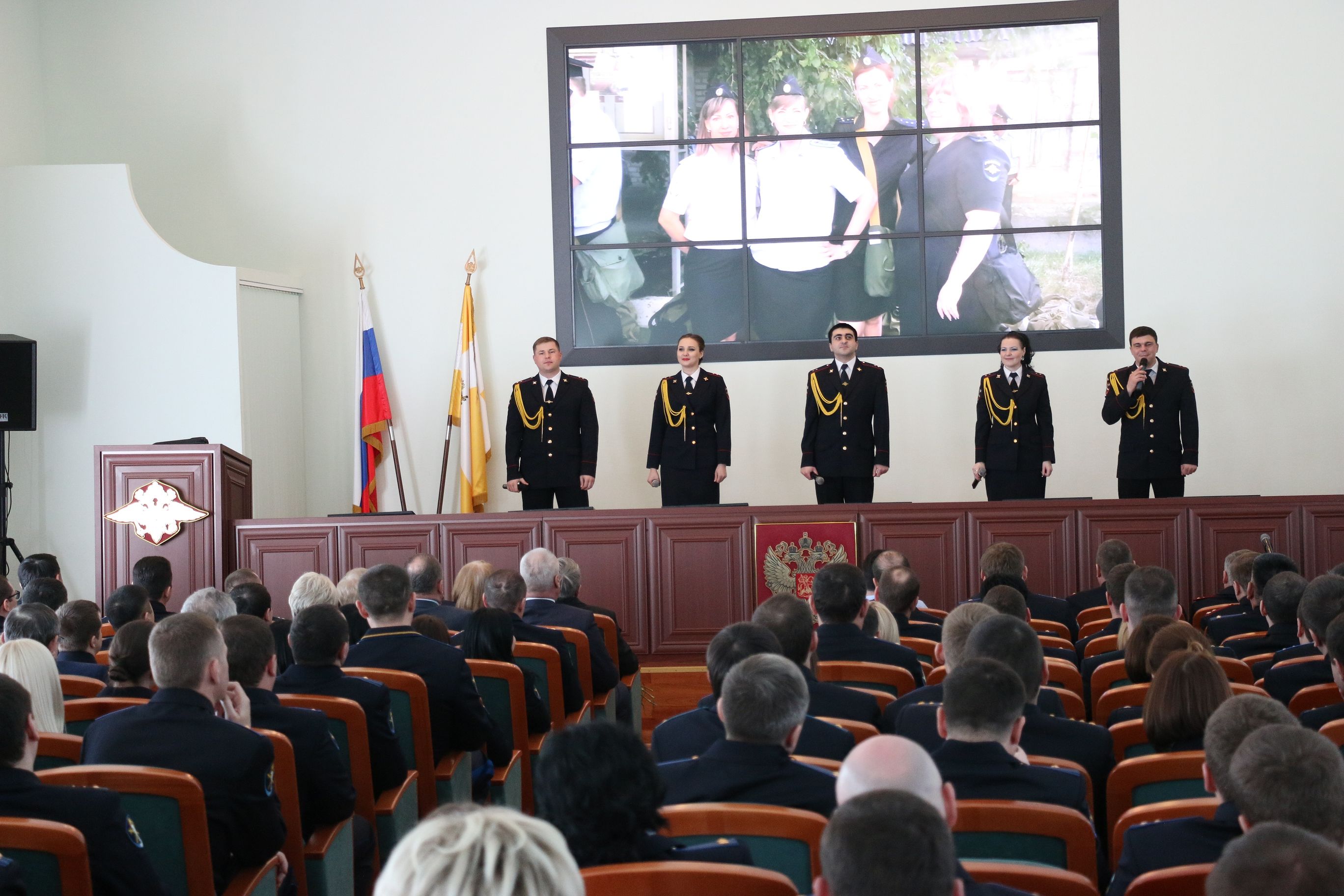 Сотрудники органов предварительного следствия принимают поздравления