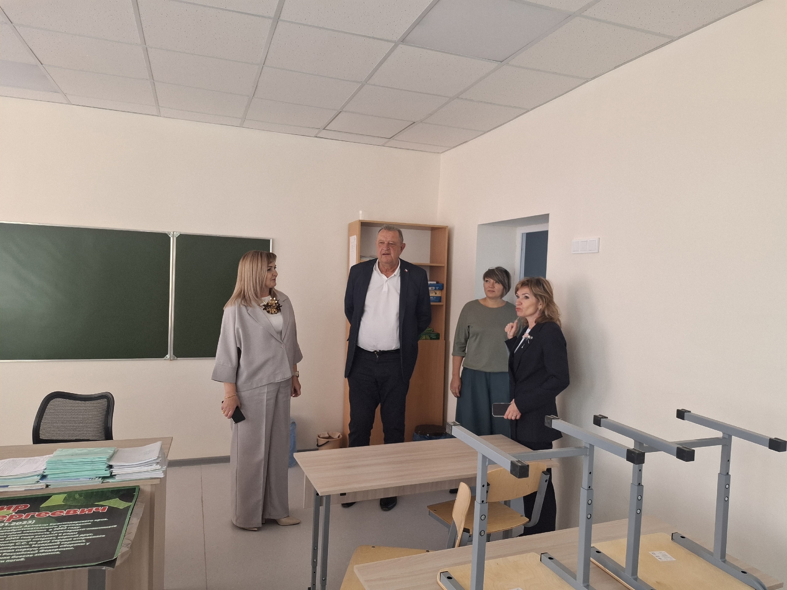 Депутат Думы Ставропольского края Анатолий Жданов побывал на празднике в честь 50-летнего юбилея школы