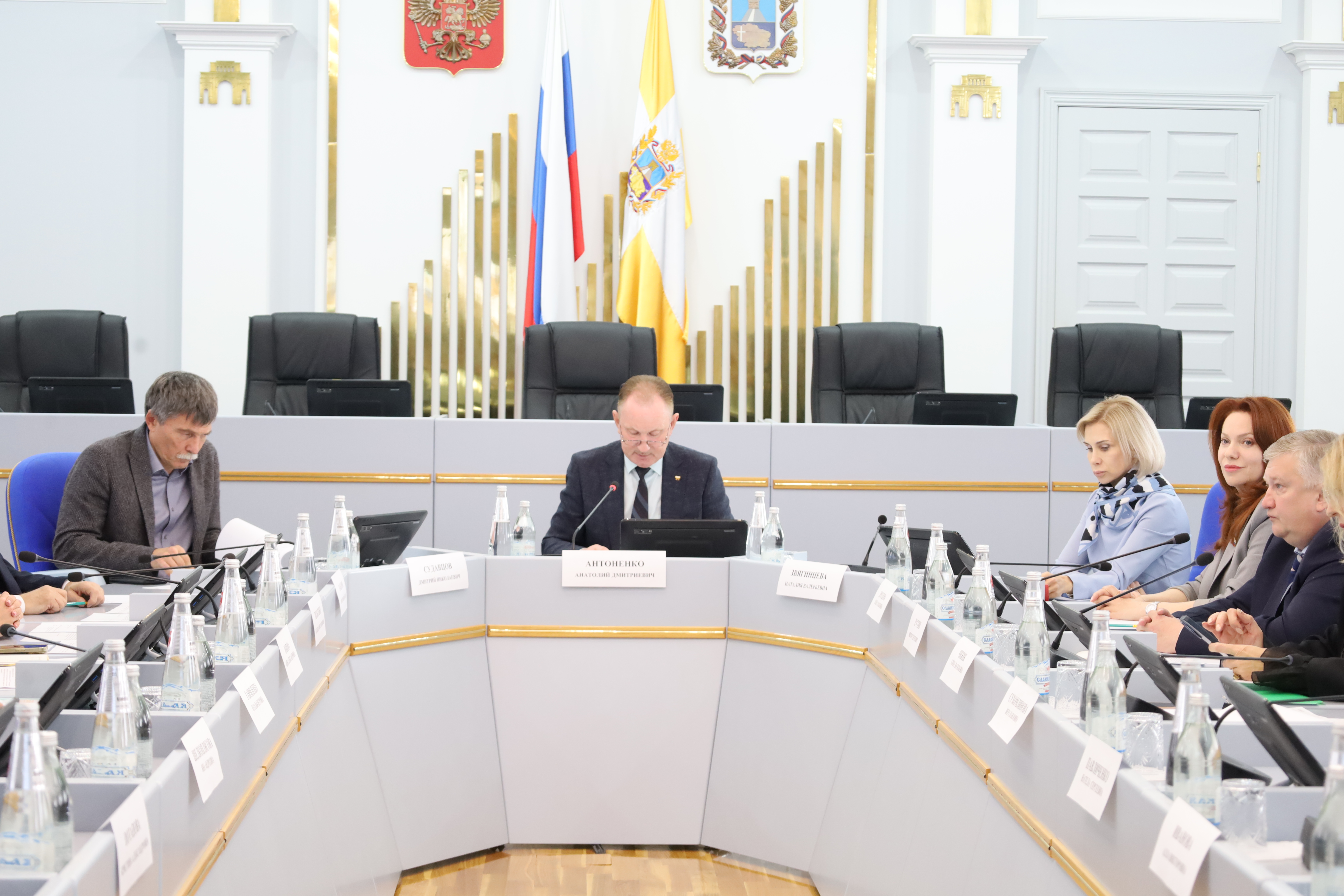 Краевые депутаты поддержали корректировки бюджета 2026 года для усиления социальной поддержки граждан