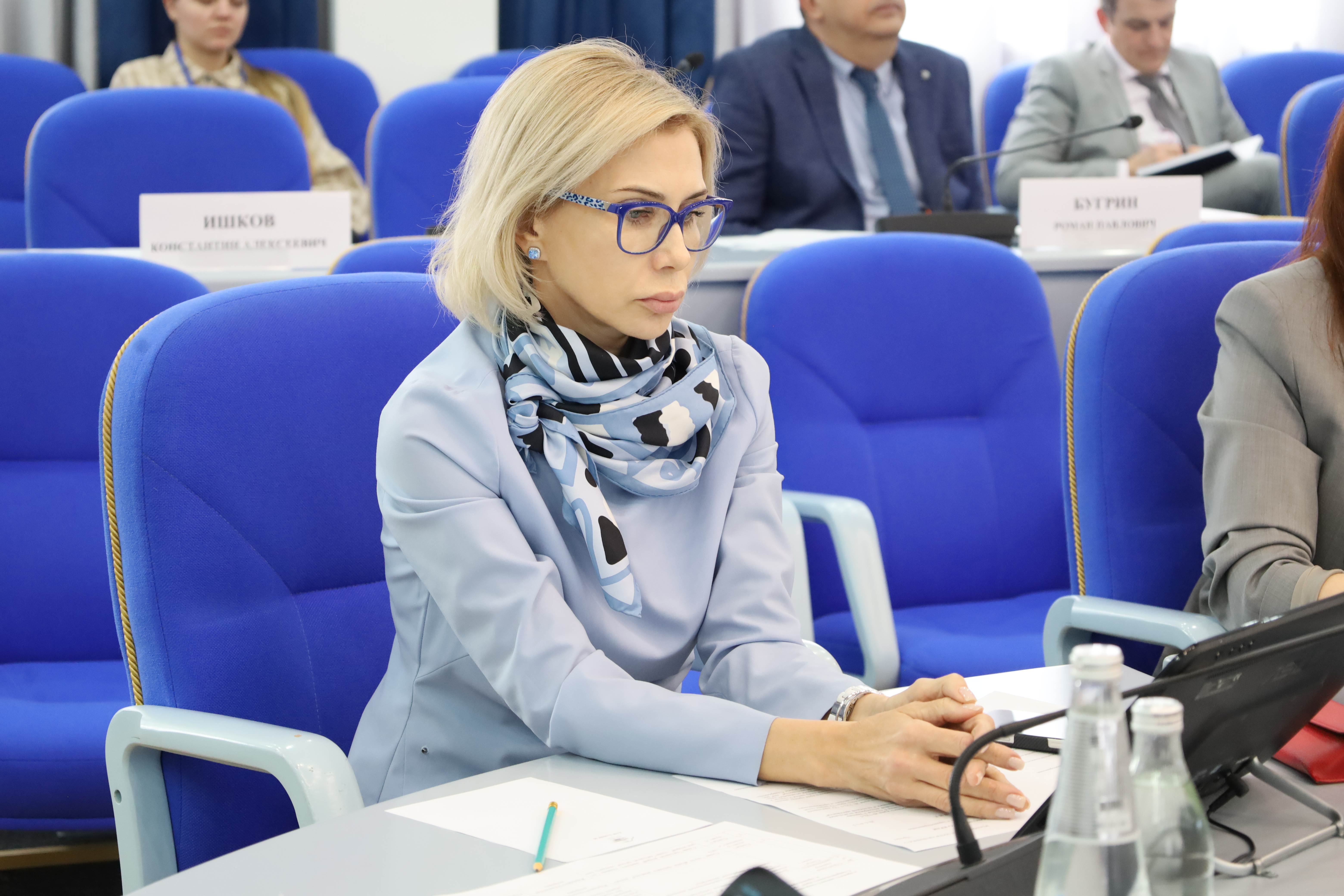 Краевые депутаты поддержали корректировки бюджета 2026 года для усиления социальной поддержки граждан