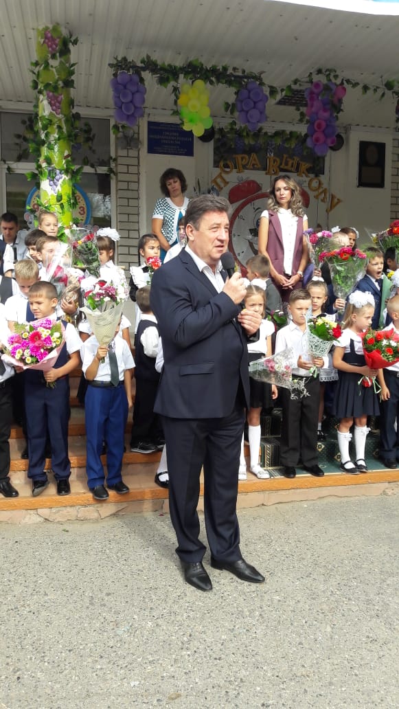 Вице-спикер поздравил с Днем знаний