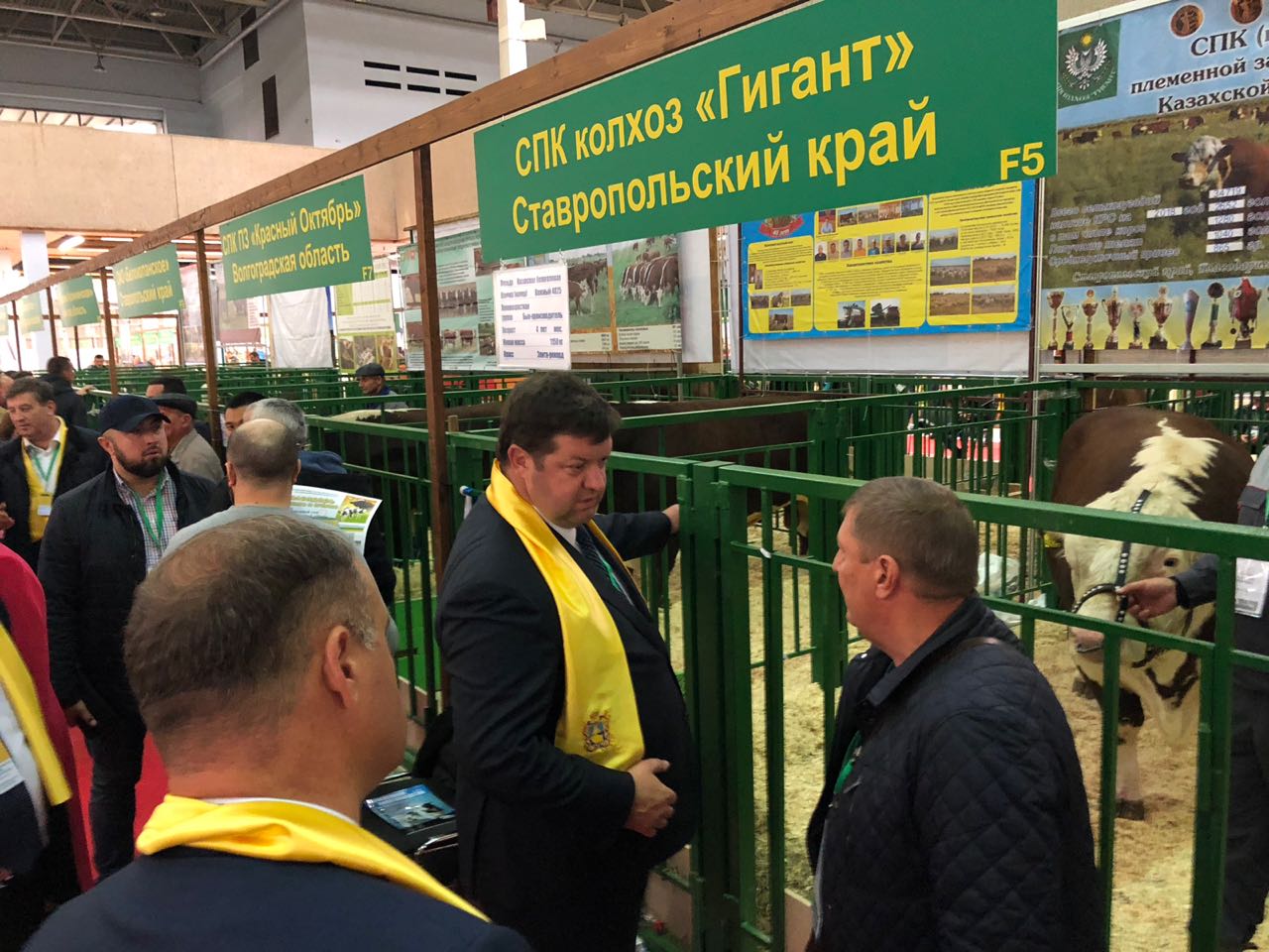 Депутаты принимают участие в выставке «Золотая осень»