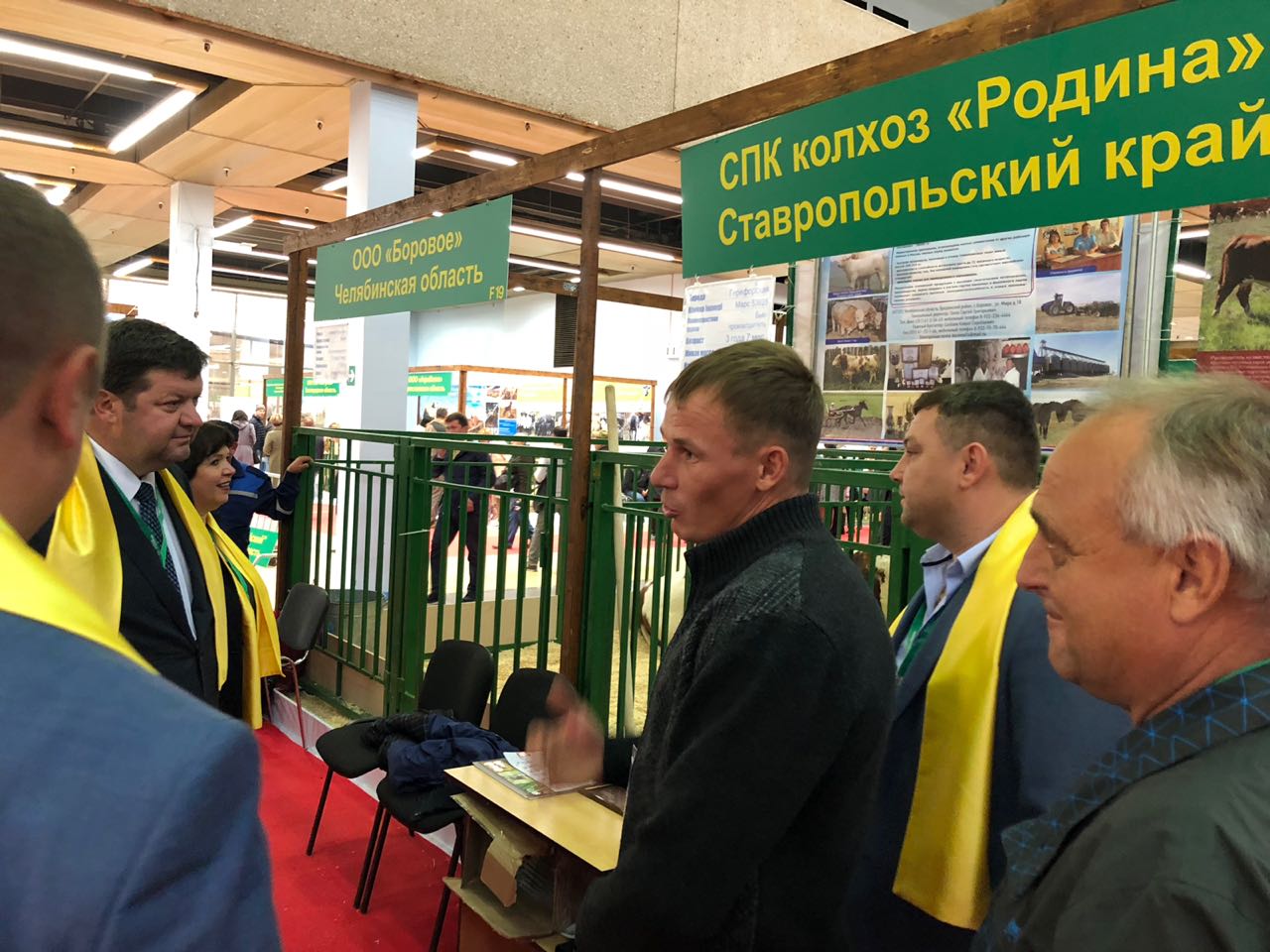 Депутаты принимают участие в выставке «Золотая осень»