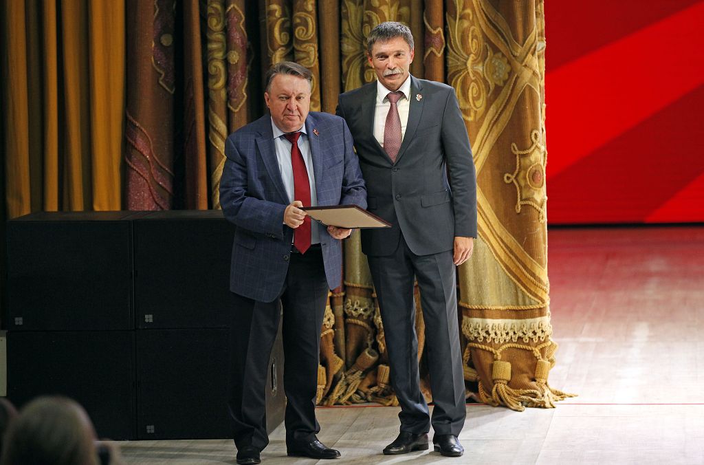 Комсомолу сто лет!