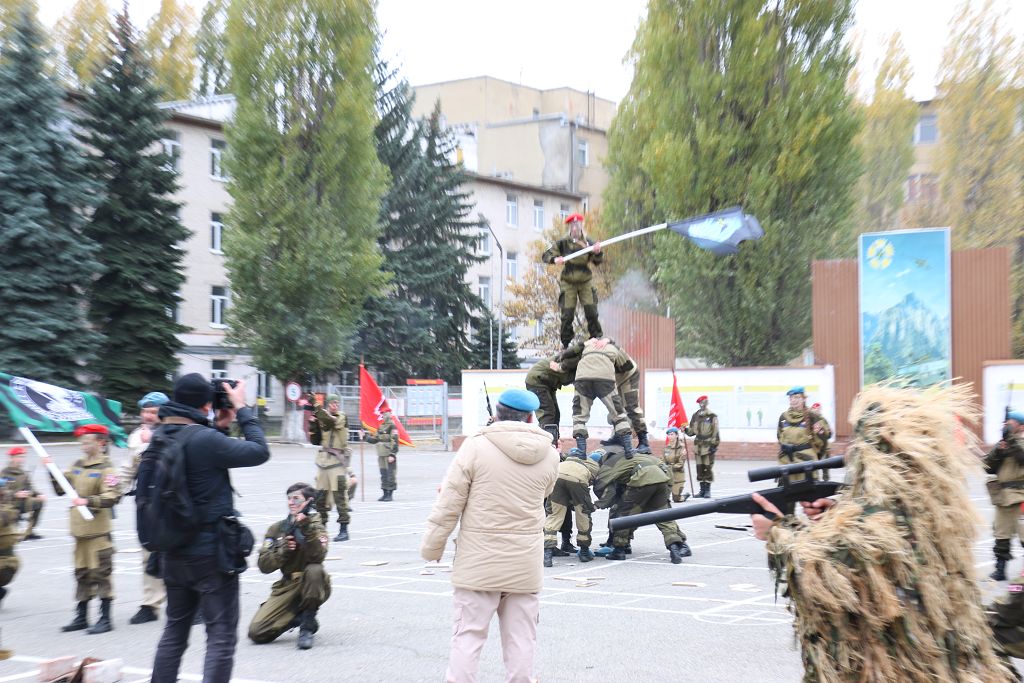 С праздником, разведчики!