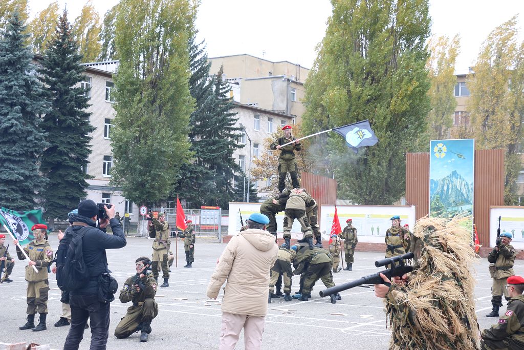 С праздником, разведчики!