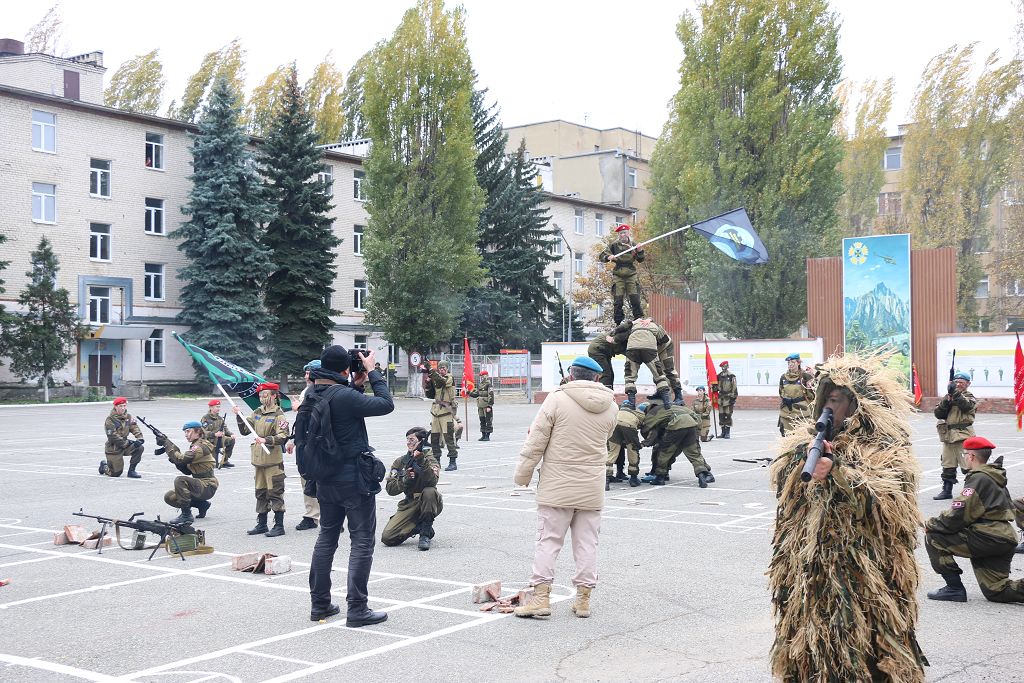 С праздником, разведчики!
