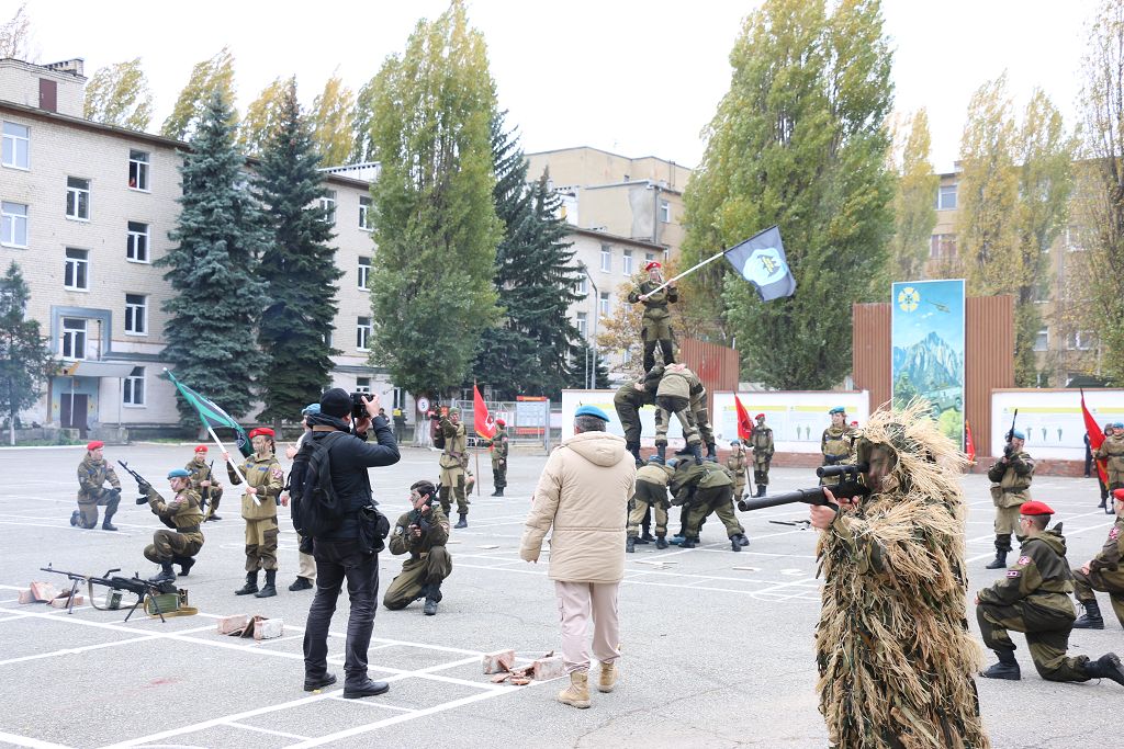 С праздником, разведчики!