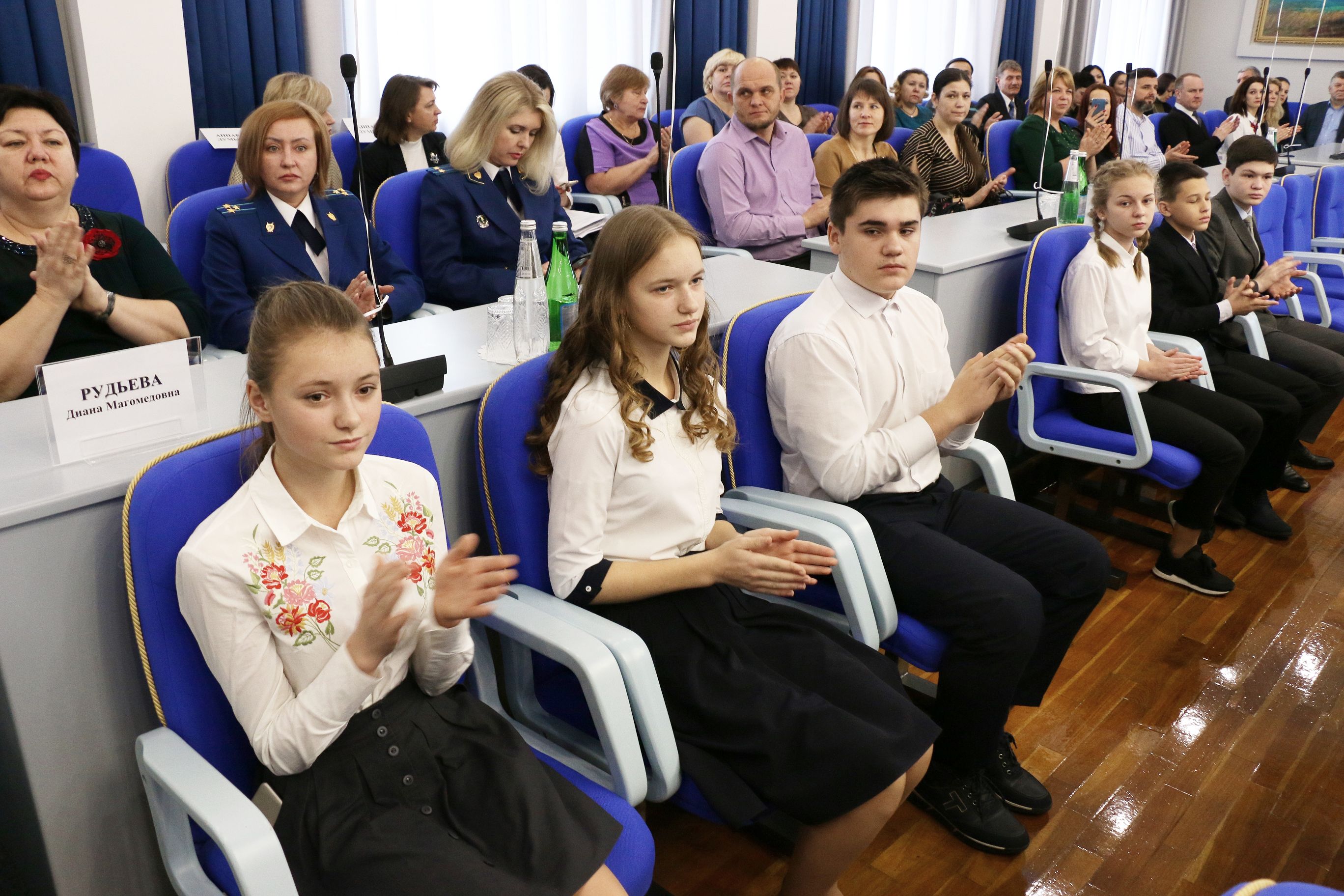 В день 25-й годовщины Конституции Российской Федерации 42 школьника получили паспорта в краевой Думе