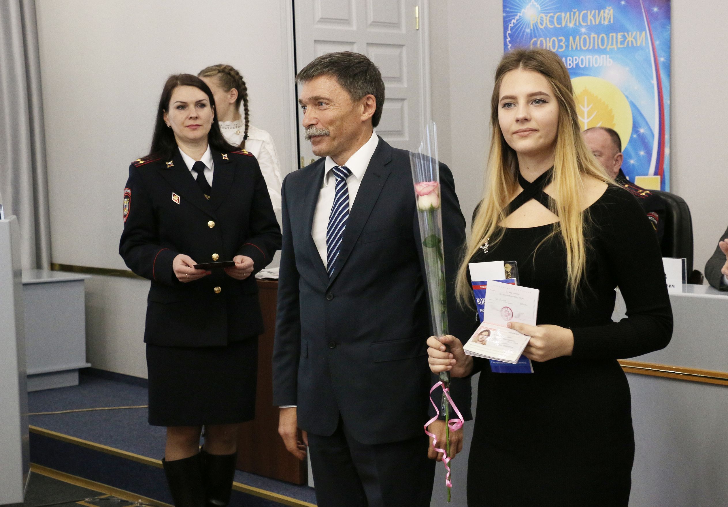 В день 25-й годовщины Конституции Российской Федерации 42 школьника получили паспорта в краевой Думе