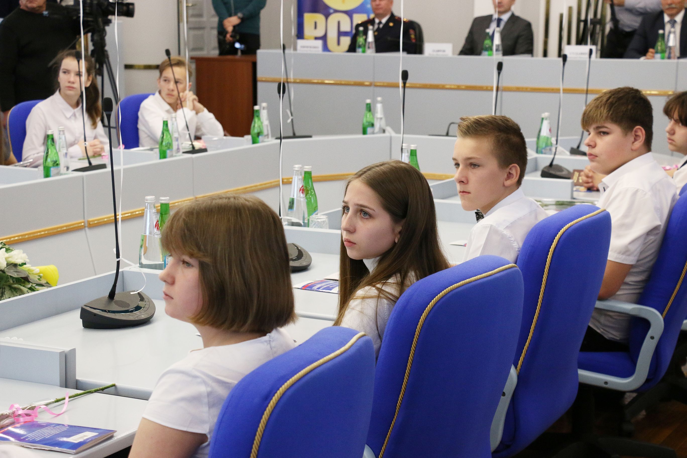 В день 25-й годовщины Конституции Российской Федерации 42 школьника получили паспорта в краевой Думе