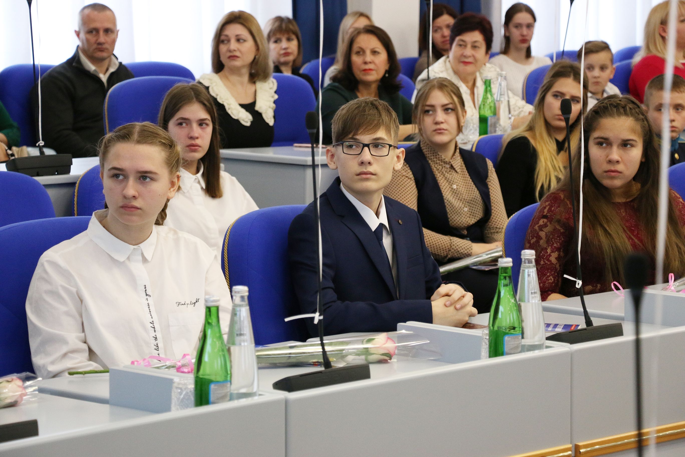 В день 25-й годовщины Конституции Российской Федерации 42 школьника получили паспорта в краевой Думе