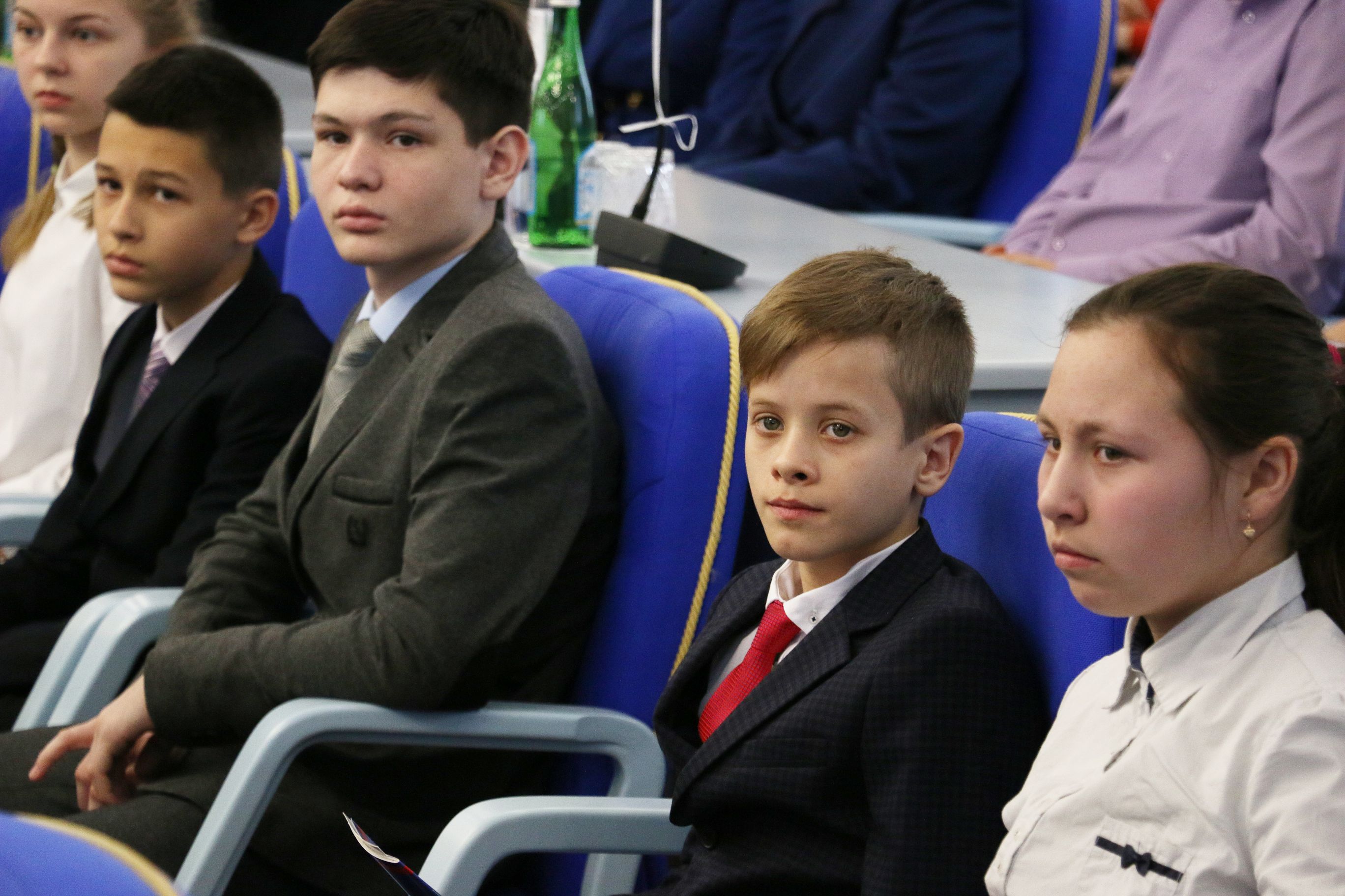 В день 25-й годовщины Конституции Российской Федерации 42 школьника получили паспорта в краевой Думе