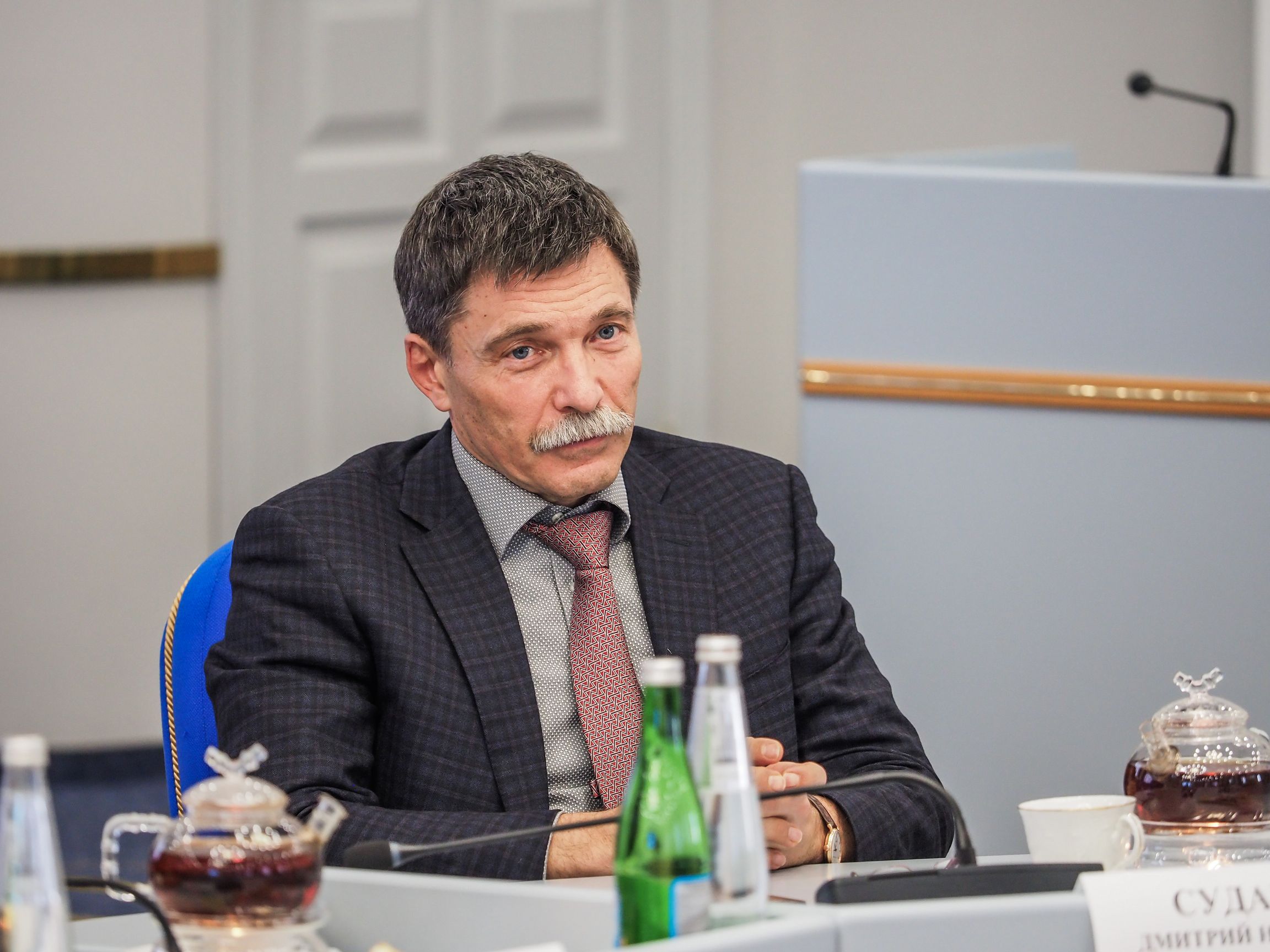 В дружеской обстановке