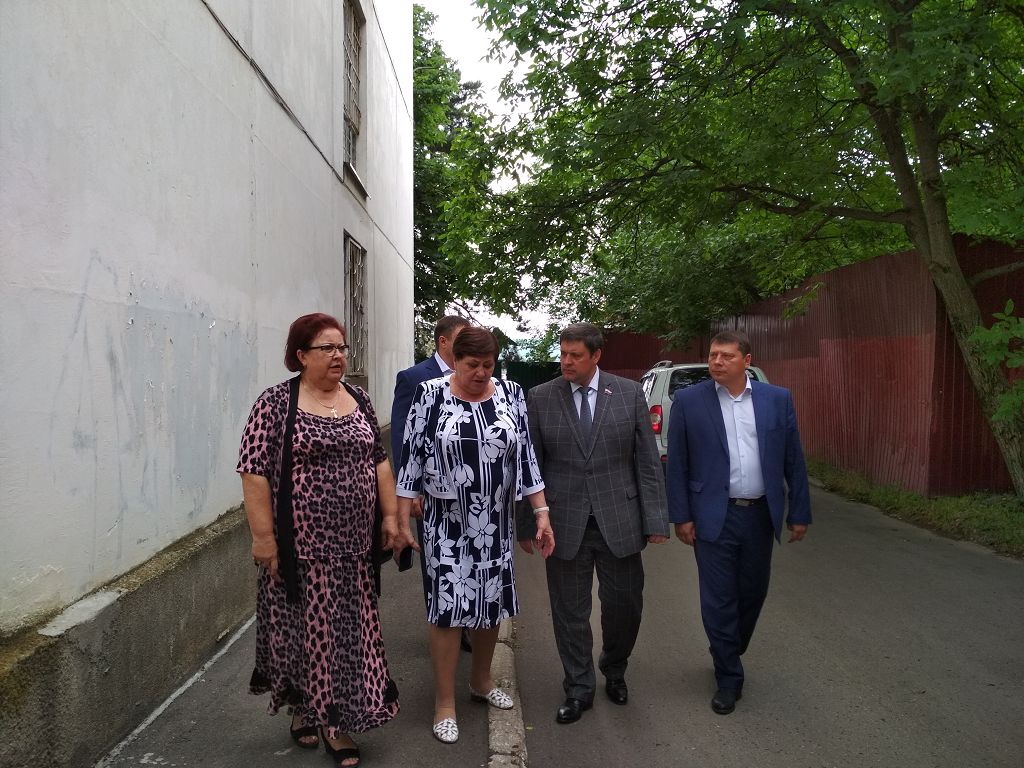 Лучше один раз увидеть: депутаты посетили реабилитационные центры накануне заседания "круглого стола" по проблемам реабилитации зависимых