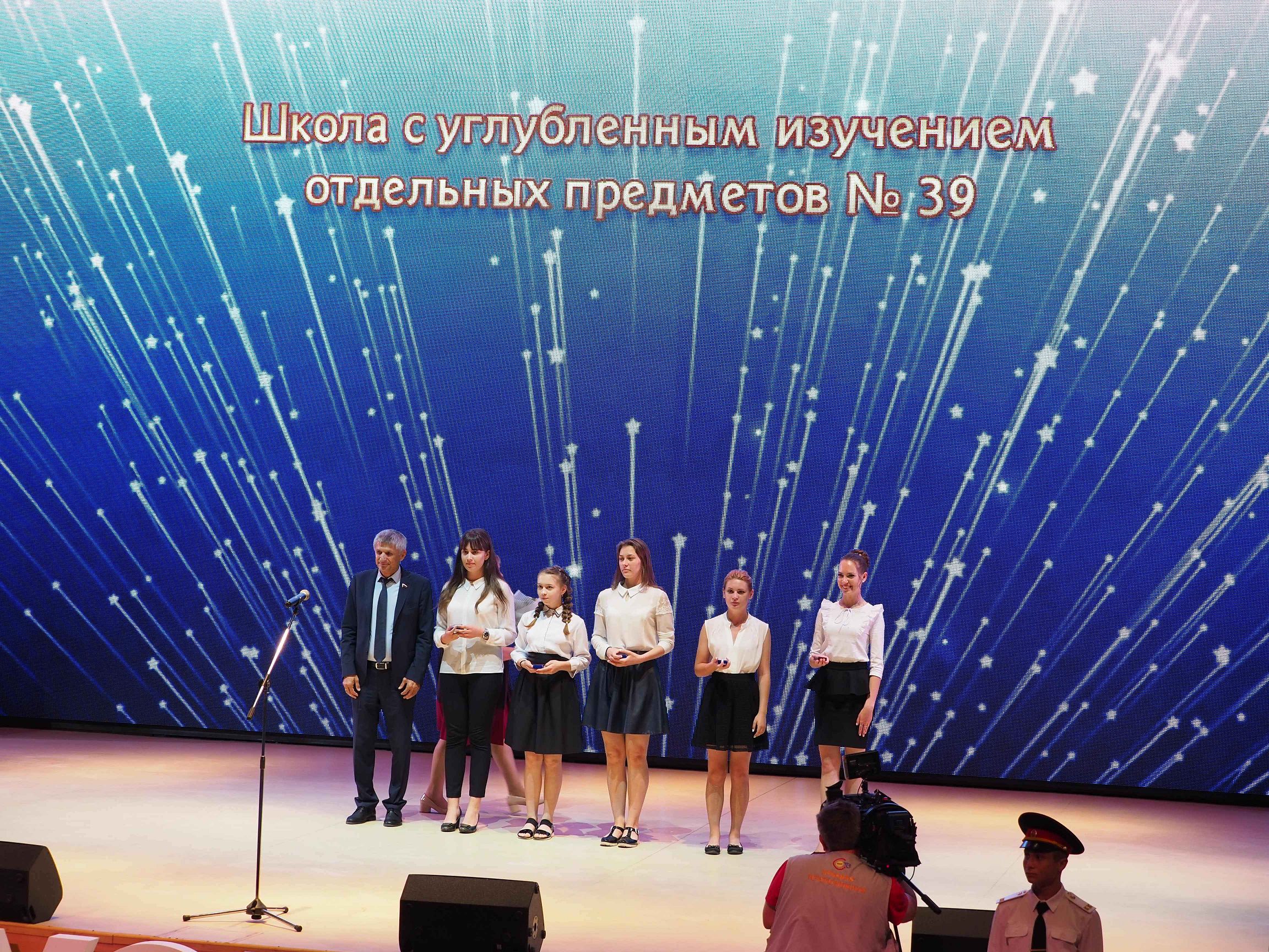 Лучшим выпускникам Ставрополя вручили золотые и серебряные медали
