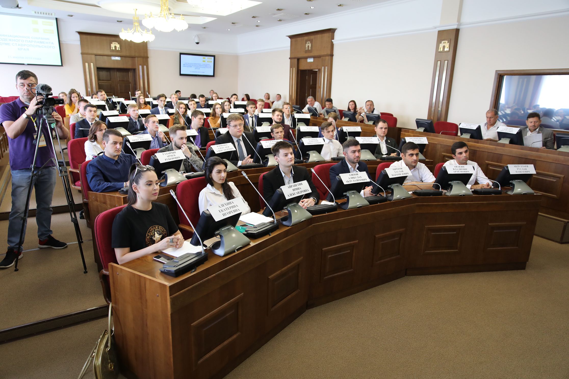 Новый состав Молодежного парламента получил удостоверения