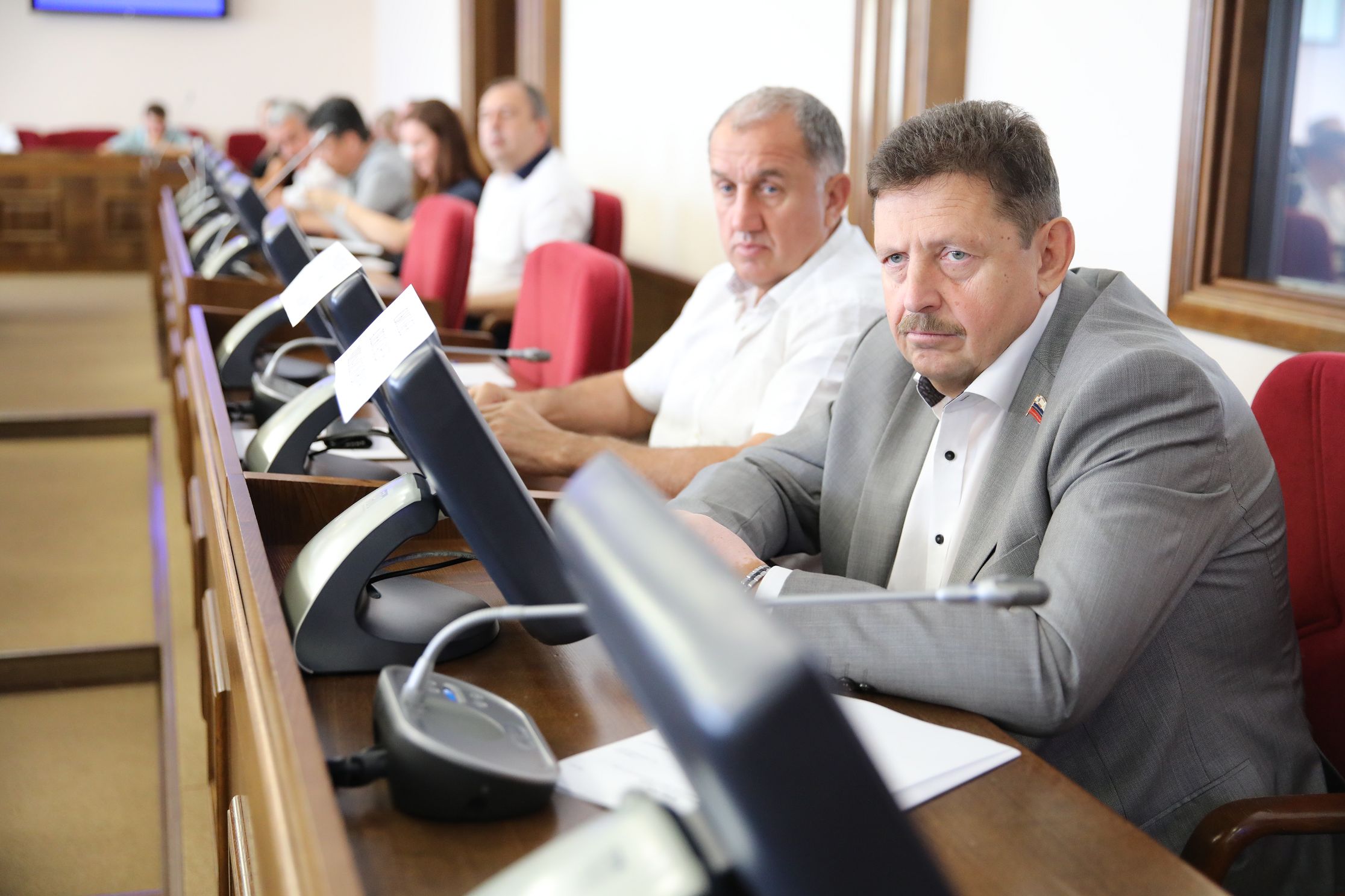 Новый состав Молодежного парламента получил удостоверения