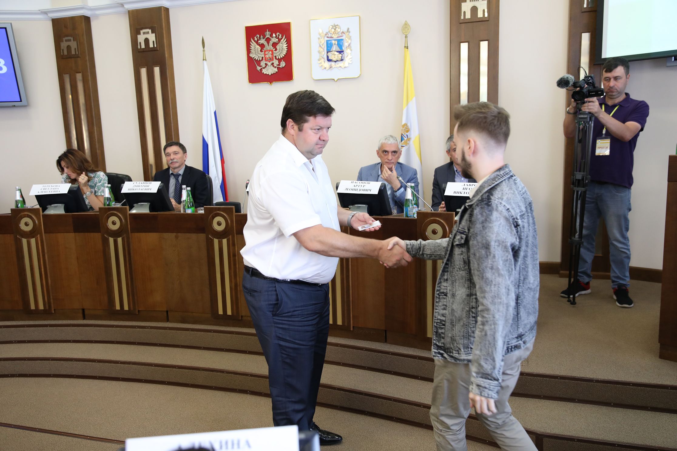 Новый состав Молодежного парламента получил удостоверения