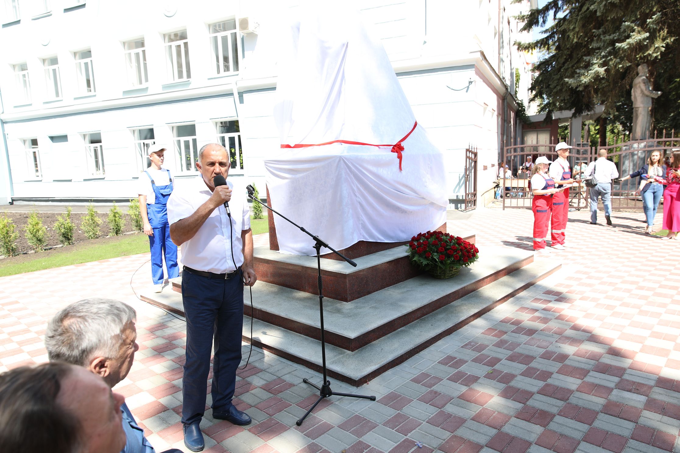 В Ставрополе открыли памятник строителю