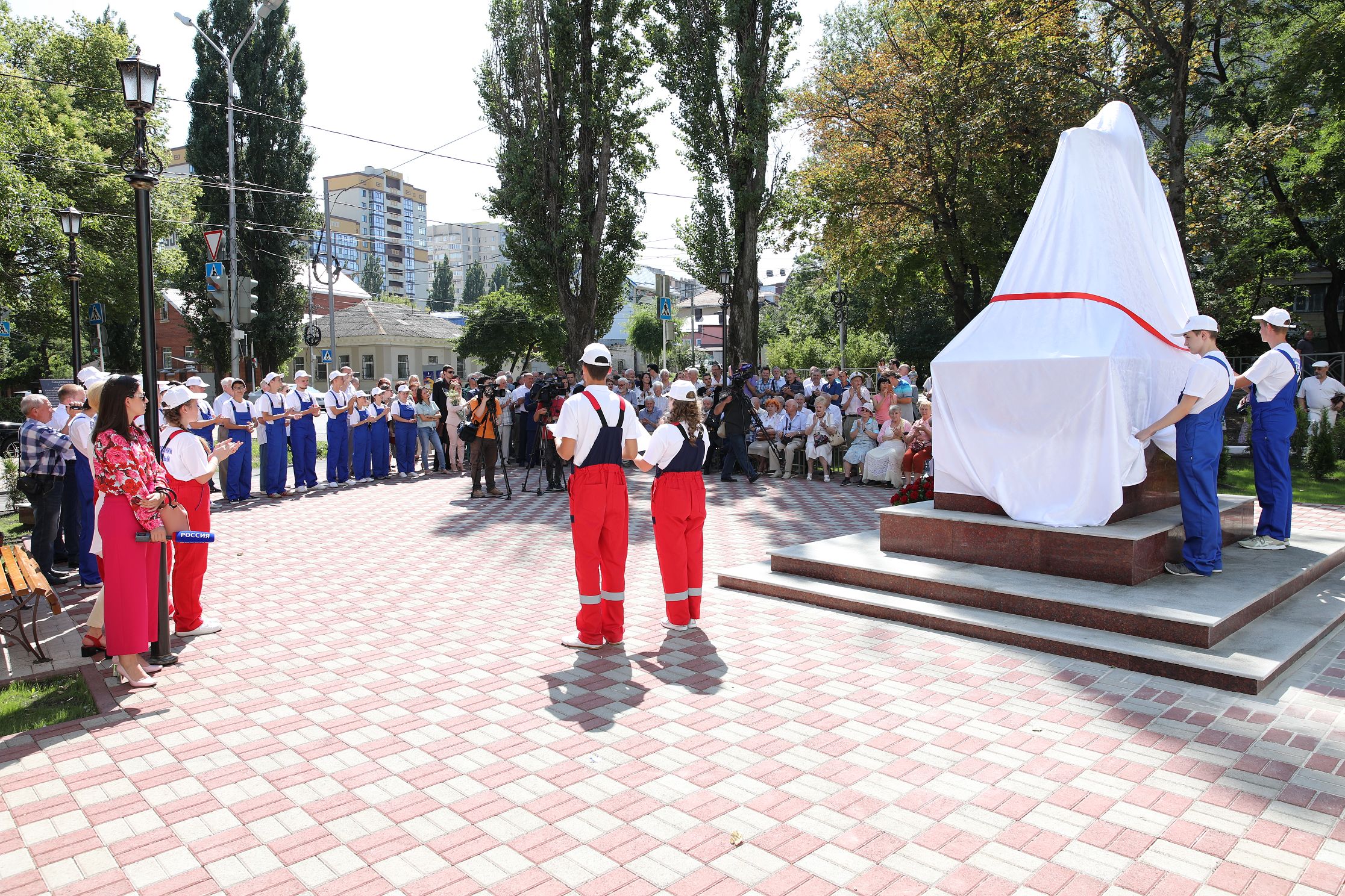 В Ставрополе открыли памятник строителю