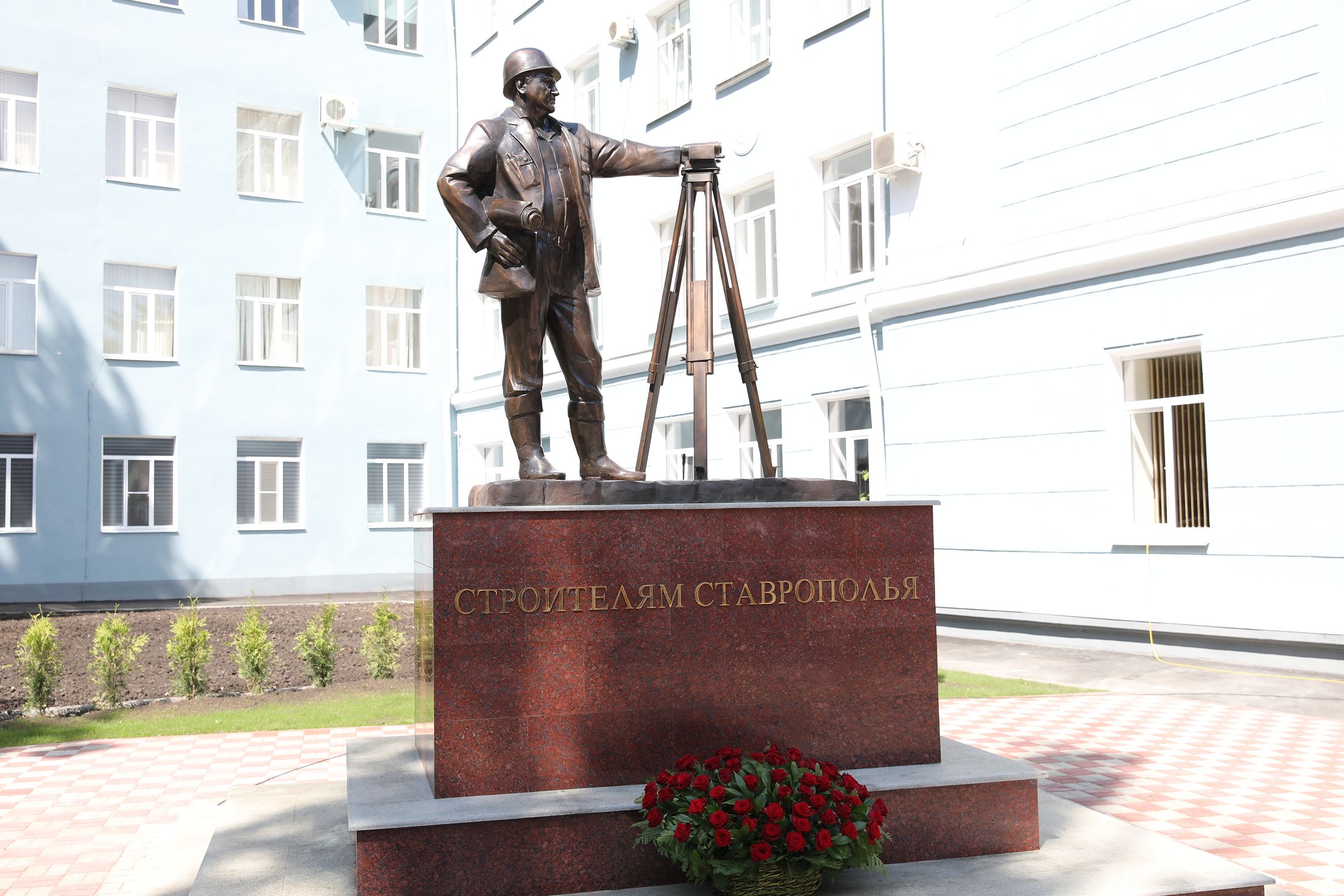 В Ставрополе открыли памятник строителю