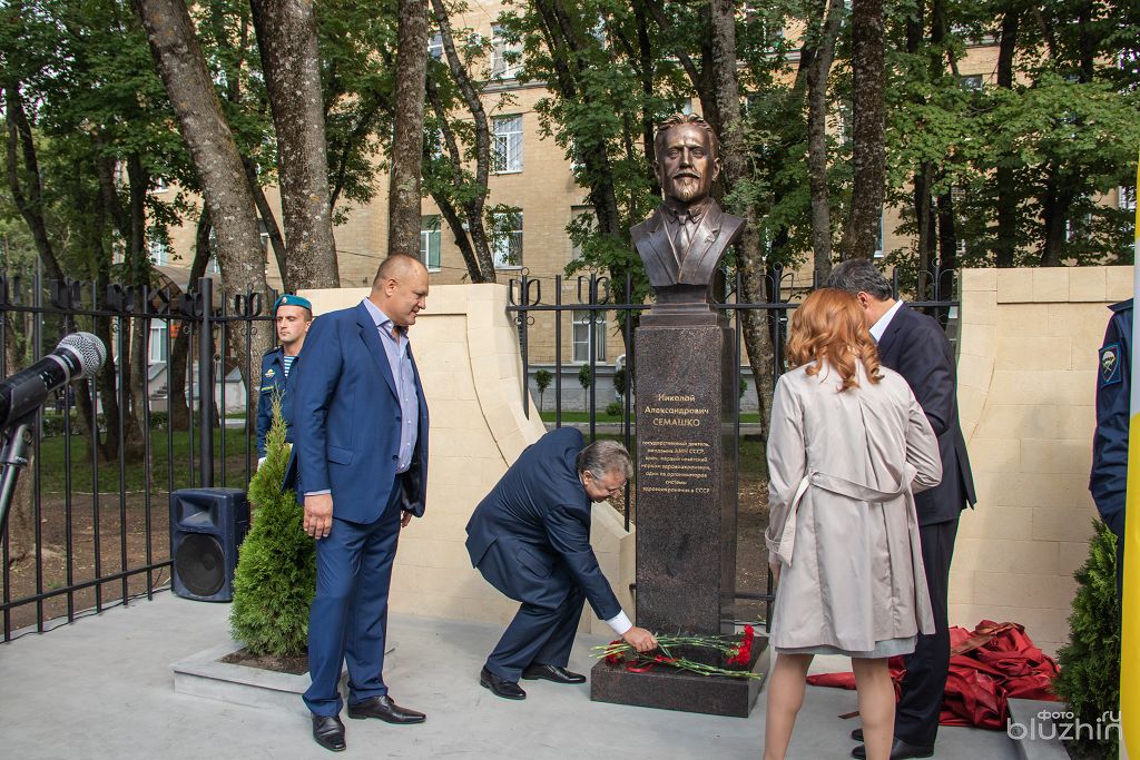 Торжественное открытие бюста
