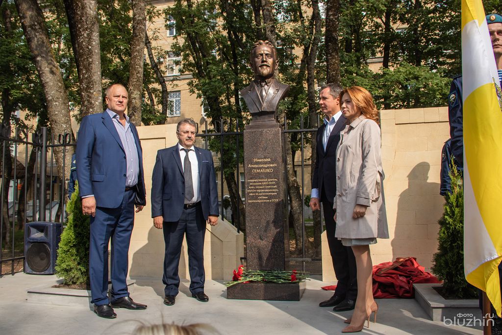 Торжественное открытие бюста