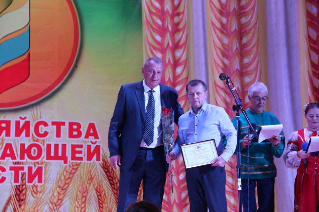 Садами звонкими, хлебами спелыми, гордимся мы своей землей