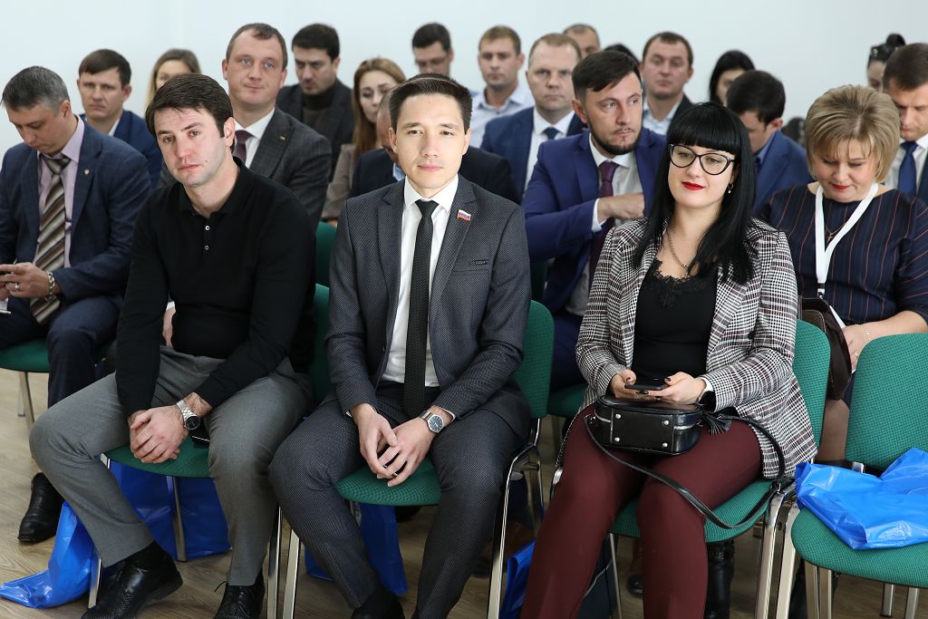 Молодые депутаты пополнили знания в «Школе парламентаризма»