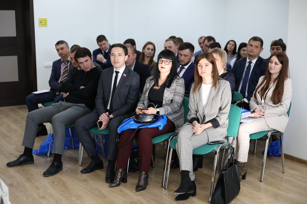 Молодые депутаты пополнили знания в «Школе парламентаризма»